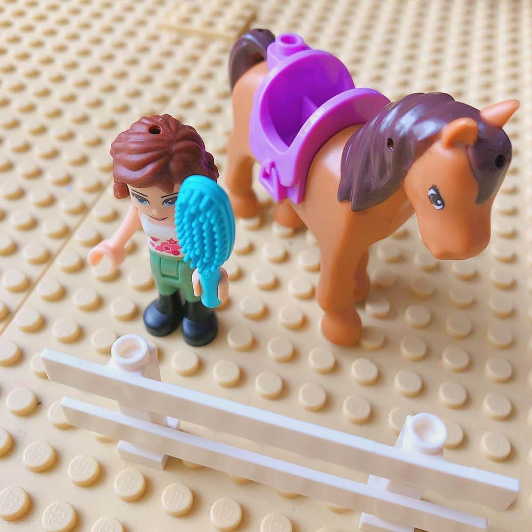 岡部玲子さんのインスタグラム写真 - (岡部玲子Instagram)「娘がレゴで一緒に遊ぼうって言うもんだから、私はこの一コマを🤣 競馬の取材中っぽい雰囲気🤣 宿題をやるよう促したり、チェックしたりする以外、子供達のことは放っておいていることが多いけれど、ご飯作りと家事ばかりやっている毎日…やっぱり疲れる😅 子供達の相手も自分が楽しめるものにしないと続かない😅  #岡部玲子 #働く主婦　#タレント　#レポーター　#キャスター　#アナウンサー　#女子アナ　#フリーアナウンサー　#競馬キャスター　#レゴ　#レゴフレンズ　#馬　#可愛い　#おもちゃ　##コロナに負けるな　#おうち時間　#桜花賞　#mama #talent #reporter #announcer #lego #legofriends #toy #japanese #horse #cute #love」4月7日 18時59分 - reiko_okabe