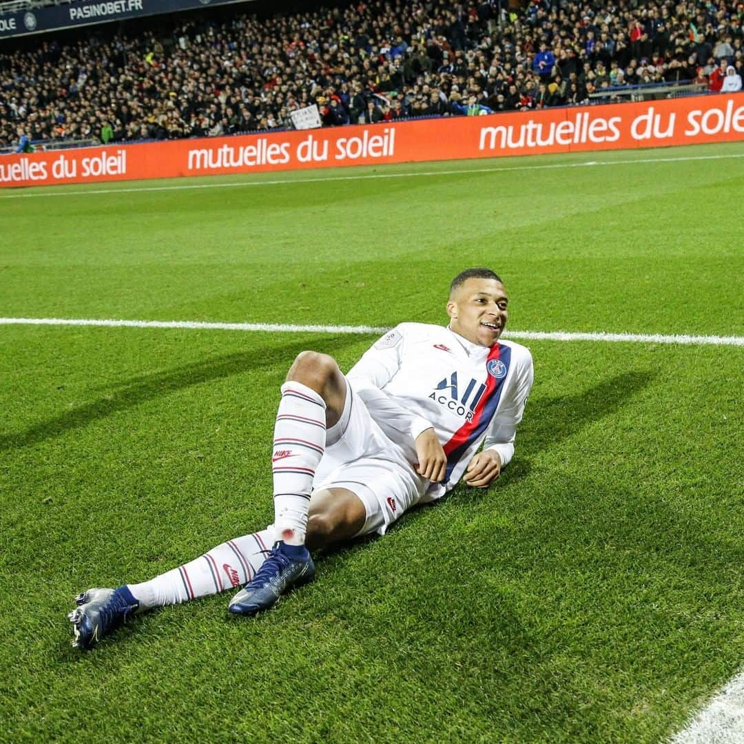 パリ・サンジェルマンFCさんのインスタグラム写真 - (パリ・サンジェルマンFCInstagram)「Waiting for the 👑 . #ParisSaintGermain #PSG #Paris #Football #AllezParis #ICICESTPARIS #KylianMbappé #Mbappé #MHSCPSG #Montpellier #Ligue1 #France」4月7日 19時09分 - psg