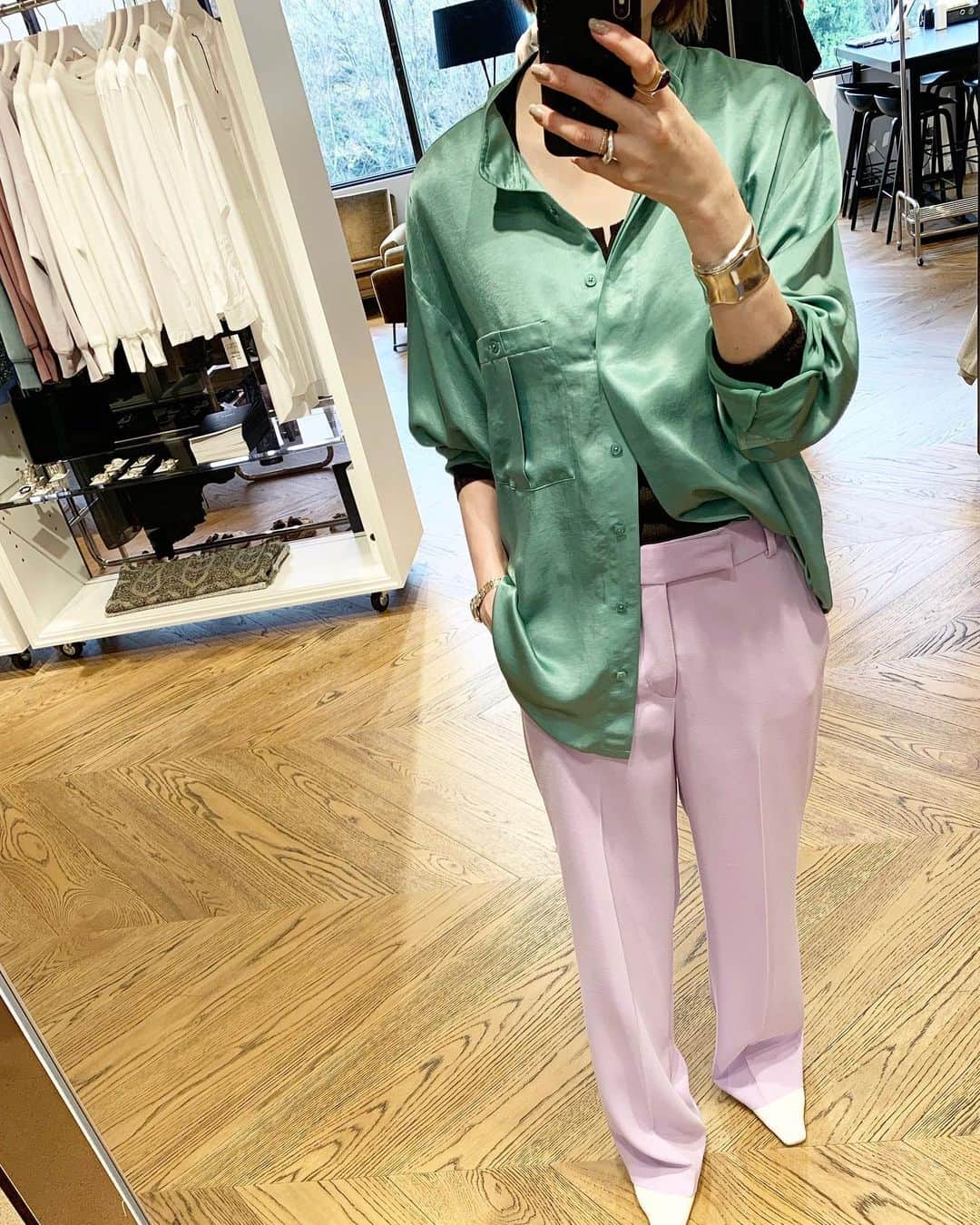 二ノ宮和佳子のインスタグラム：「Green✖️Purple 打ち合わせでオフィスへ 明るいカラー着ると、気分も変わるね 少しでも、ファッションの力で前向きに‼︎ #aewen_matoph #イウエンマトフ」