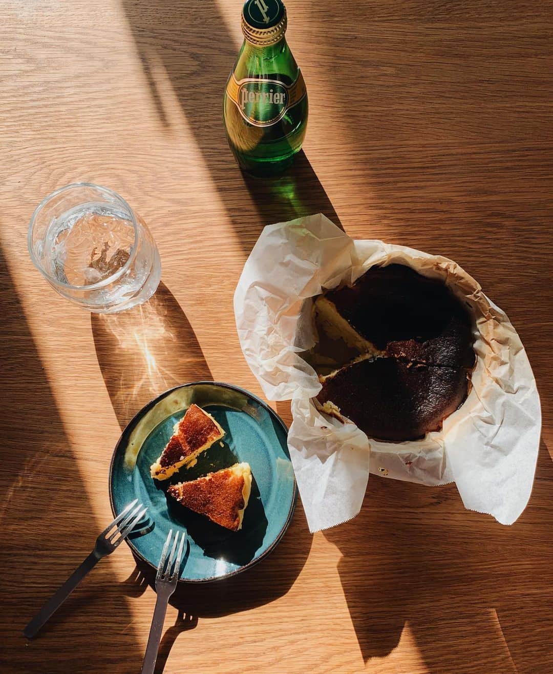 小竹麻美のインスタグラム：「食べたすぎて バスクチーズケーキ作ってみた💕 簡単に美味しく出来て感動です🥺 このお皿も陶芸で作ったやつだよ💎 . #おうち時間 #バスクチーズケーキ #perrier」
