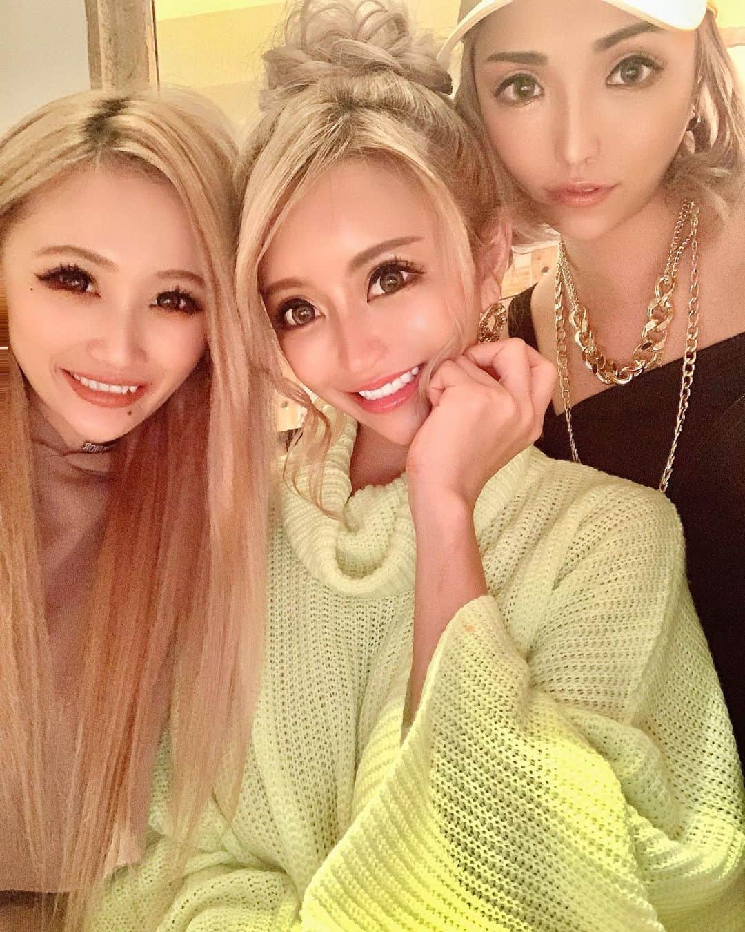 のインスタグラム：「#家にいるだけで世界は救える . とうとう今日から 緊急事態宣言です⚠️ . 今はみんなが協力して 自粛するのが1番の最善策😣 . どうせ足掻いたって いま自粛なのは変わらないから せっかくなら家でも 楽しめることをしたり 自分のランクをアップさせよ🎶 . またいいのがあったら 共有して行きます✨ . , #緊急事態宣言 #自粛 #家にいよう #自宅待機 #自宅トレーニング #自宅美容」