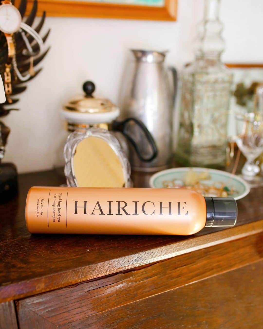 amiさんのインスタグラム写真 - (amiInstagram)「． Recommended hair care ． 3月末に発売したばかりの HAIRICHEの女性用 炭酸シャンプーをお試し♡ ． このシャンプー、10,000ppmの高濃度 炭酸泡パワーで、加齢によって細くなった 髪のハリ・コシを蘇らせ、ふんわり若々 しく美しい髪を実現させてくれます❤️ ． ４種のレアオイルと９種の植物エキスで ふんわりさせながらツヤ髪と保湿も💓 ． 使っていると髪の毛がふんわり した気がして嬉しいな♡ https://hairiche.co.jp/ ． ． ． ． #HAIRICHE #ヘアリシェ #シャンプー #炭酸シャンプー#炭酸パック #女性用シャンプー #スカルプケア #育毛 #ヘッドスパ #ヘアケア #頭皮ケア #ノンシリコン」4月7日 19時26分 - amikuma1219