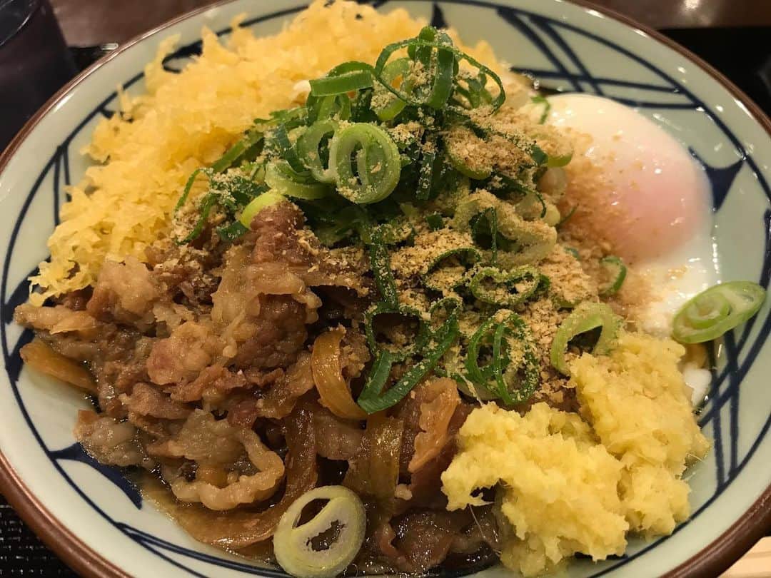 紫苑みやびさんのインスタグラム写真 - (紫苑みやびInstagram)「近くまで来たので、丸亀製麺で牛とろ玉うどん（冷）を食べました！久しぶり！！ 全部まぜまぜしてから食べたよ。シコシコうどんで美味しかったわ〜 . #丸亀製麺 #うどん #めんすたぐらむ」4月7日 19時22分 - shion_miyabi