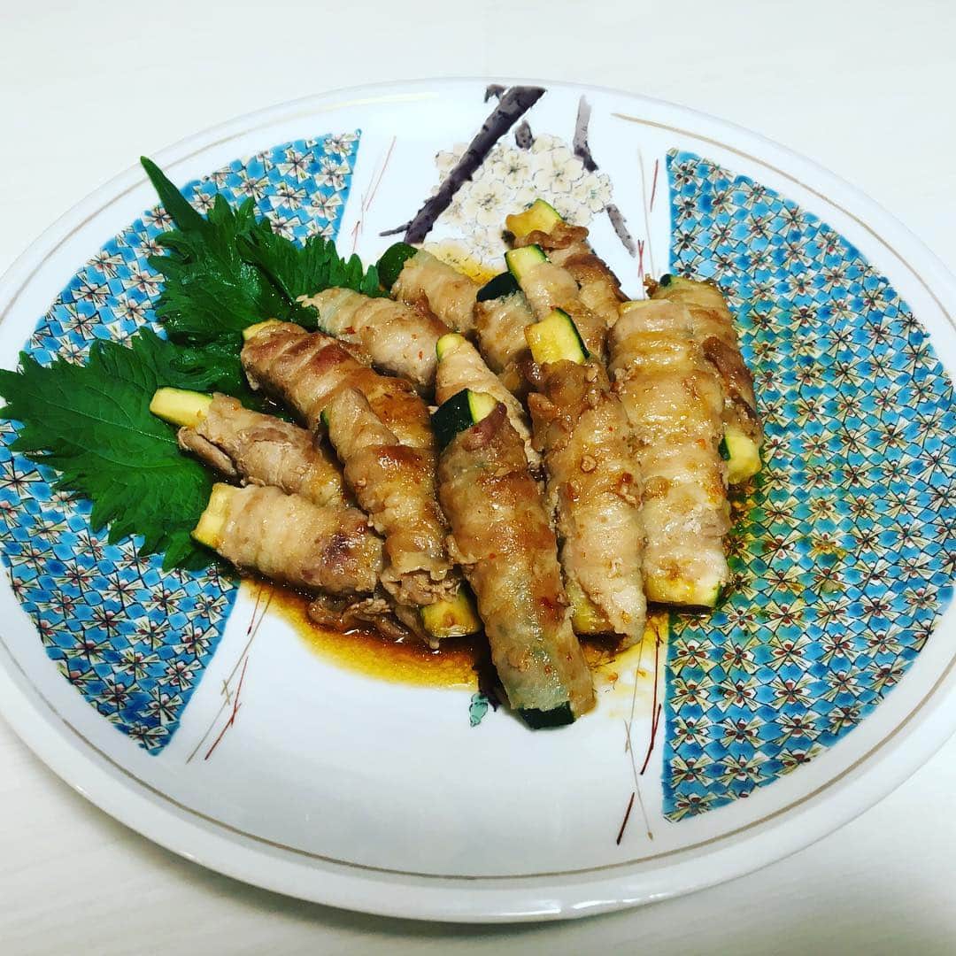 杜このみのインスタグラム：「#ズッキーニの肉巻き 豚バラ肉で、ズッキーニを巻いて 麺つゆ、すりおろしニンニク、みりん、豆板醤で炒めるだけ♪ 簡単だけど、とても美味しいのでオススメです♪」