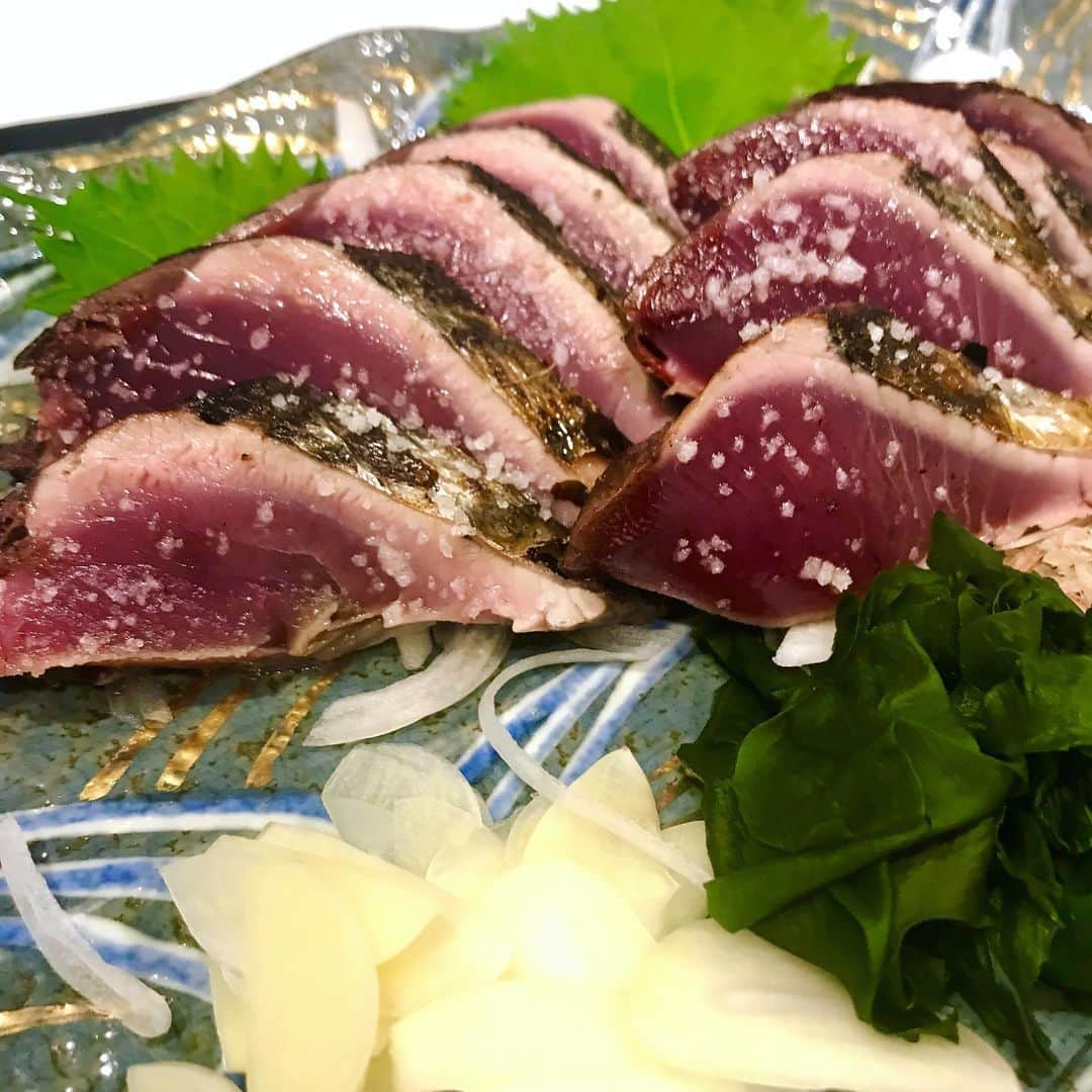 のインスタグラム：「2020.04.07緊急事態宣言  7都府県ですが、その他の地域の方々も何かと自粛していらっしゃるかと…。 遊びに行きたい…美味しいもの食べたい…友達に会いたい…ですね😢。 去年夏頃、高知へカツオを食べに行きました🐟✨ その時の宿でお土産として実家に宅配をして貰って好評だった鰹🐟✨ 宅配業務の皆様の負担も考慮しなければなりませんが、もしお取寄せが許されるのならば🚛💨 経済活動を少しでも止めない&心を満たしたいと思うのです…。 漁であがったばかりの鰹🐟をその日のうちに藁焼きにして、翌日には冷凍配送出しして下さるので、新鮮さもあって美味しい😊✨ 美味しいオススメのお取寄せ教えて下さい❣️ 宿でのお出迎えお茶菓子が、流石✨高知県✨ミレーでした😁#坂木萌子さん の大好物で、初めては彼女に教え貰ったンだったな。  最後の写真…双名島をバックに何故か真顔…😐これ以外宿で写真取らなかったらしい💦  #鰹 #お取寄せ #美味しいもの #宅配業者さんありがとう #宅配業者さんお疲れ様です #高知県 #黒潮本陣 #緊急事態宣言 #covid19 #自宅での過ごし方 #健康第一 #美味しい食事をありがとう #早く終息しますように#japanesefood #lowfish #bonito #skipjacktuna #kochiprefecture #kochiken #order」