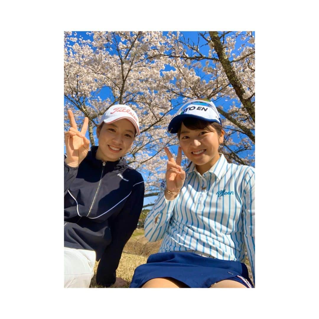 田辺ひかりのインスタグラム：「✿...*ﾟ  どうしても桜と撮りたかった私たちの 写真の撮り方が凄くいい◎  #4月感#お花見風#ゴルフ #みなさん頑張りましょう」