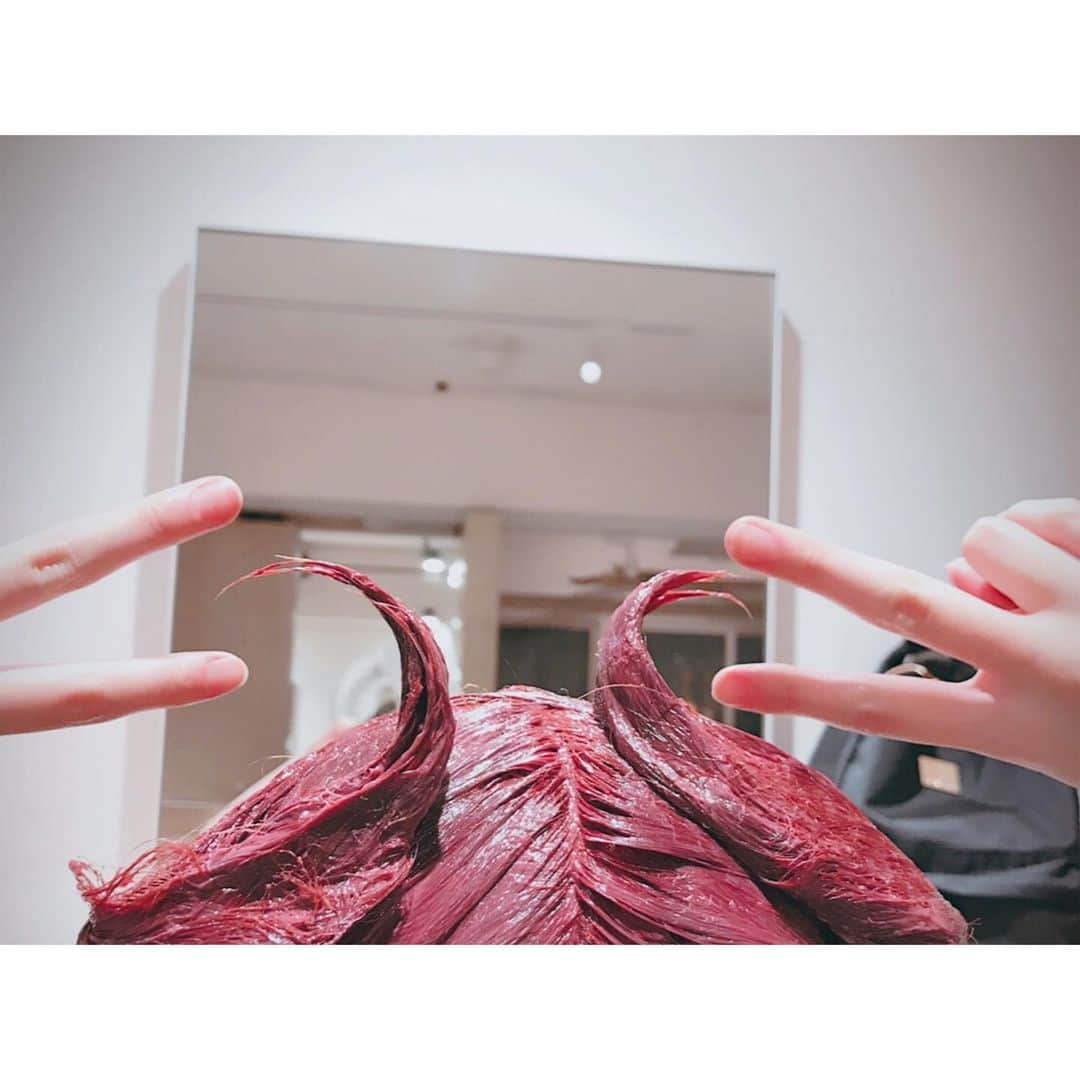 吉本実憂さんのインスタグラム写真 - (吉本実憂Instagram)「✌️ #peace  #wish  三文オペラの時に 初めて赤に染めた時の 染め途中の✌️」4月7日 19時37分 - miyu_yoshimoto_official
