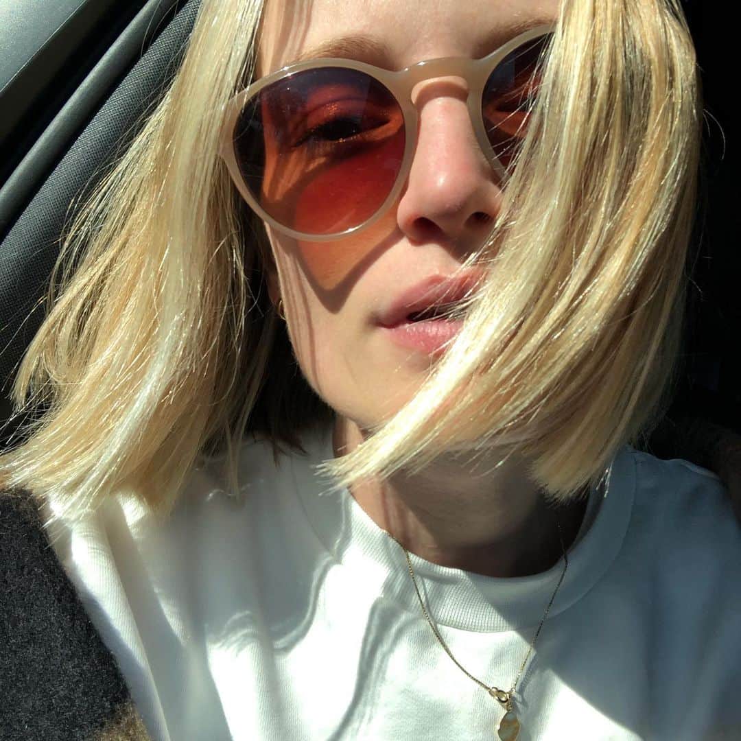 モード・ウェルゼンのインスタグラム：「Sun is out ☀️🤍」