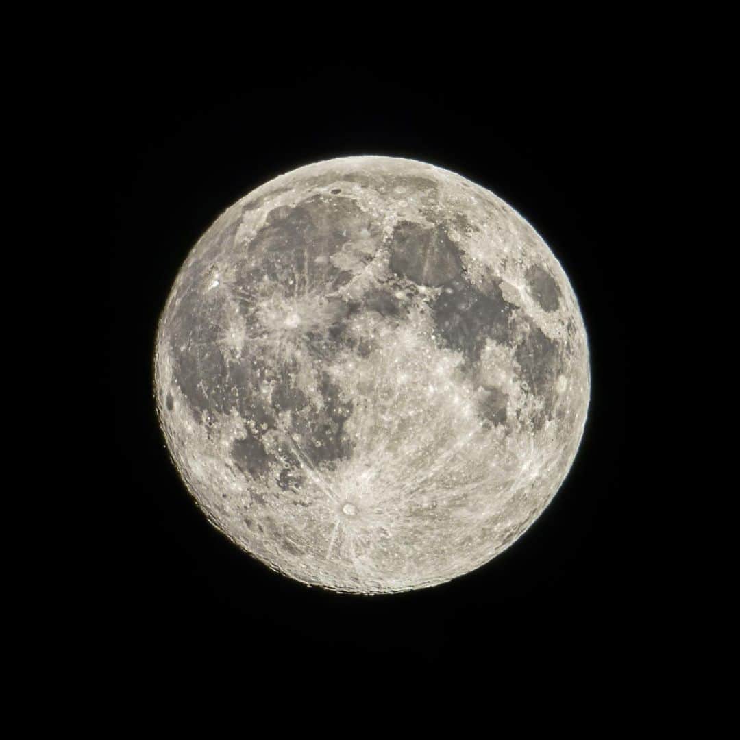 KAGAYAさんのインスタグラム写真 - (KAGAYAInstagram)「空をご覧ください。 東に見事な十五夜の月が昇りました。 （写真は今、望遠鏡を使って撮影したものです） 正確な満月は明日（4/8）なのでまだ左下がわずかに欠けています。 今日もお疲れさまでした。 #moon」4月7日 19時39分 - kagaya11949