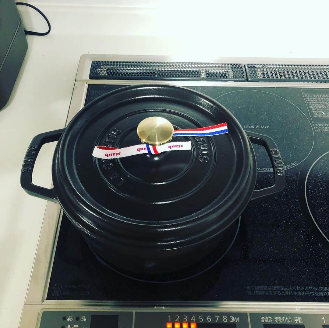 のインスタグラム：「これめっちゃいい😊  #staub #ホーロー鍋 #料理#今日は雑穀米カレー😋」