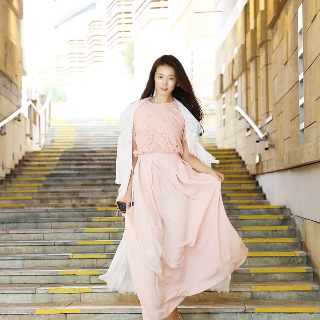 のインスタグラム：「春らしいピンクのワンピースや薄手のお洋服を着てお出かけできる日が待ち遠しいです☺️🌸 📸@ryanchanphotos  #stayhome#wannabe#springfashion」