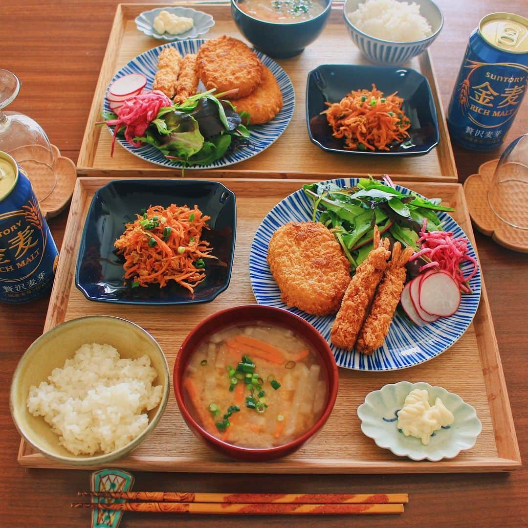 Kaori from Japanese Kitchenさんのインスタグラム写真 - (Kaori from Japanese KitchenInstagram)「今日はミックスフライ定食。あいあい皿キャンペーンが今年も始まります。 ・ こんばんは。 今日は揚げ物の気分でしたので ミックスフライ定食。 揚げ物と金麦って最高に合うんですよね。 定期的に食事との相性チェックを行っているとのことで 日常の食事を想った味わいだなと改めて感じました。 そんなたくさんの努力がつまった金麦を 今日もありがたくいただきます。 ・ そして、今年もあいあい皿キャンペーンの季節がやってきました。 ミックスフライの器は去年のあいあい皿、 今年のあいあい皿に ツナのにんじんしりしりを盛り付けました。 落ち着いた色がにんじんの鮮やかさを引き立ててくれます。 今年は藍色だけでなく、 金麦オフやラガーに合わせた色も登場しています。 はがきだけでなくWebからも応募ができて シールの点数が12点から応募できるようになっています。 （いままでは48枚のみでした。） 使い勝手がよく作家さんの器とも馴染むので重宝しています。 ぜひご応募ください。 ごちそうさまでした。 ＊金麦アンバサダーとして活動しています＊ ・ 【おしながき】 ごはん 具だくさんのお味噌汁 コロッケとエビフライ ベビーリーフとラディッシュ 紅芯大根のコールスローサラダ ツナのにんじんしりしり ＊薬膳走り書きは今回おやすみします＊ ・ Good evening from Tokyo! Today's dinner：Baked rice, miso soup, deep-fried aroquette and shrimp w/ soy mayonaisse, and stir-fried carrot and tuna. ・ #金麦 #金麦のある食卓 #藍のある食卓 #おうちごはん #晩餐 #自炊 #夜ごはん #夕食 #食卓 #晩酌 #うつわ #献立 #薬膳 #Japanesefood #dinner #吉田崇昭」4月7日 19時45分 - coco_kontasu