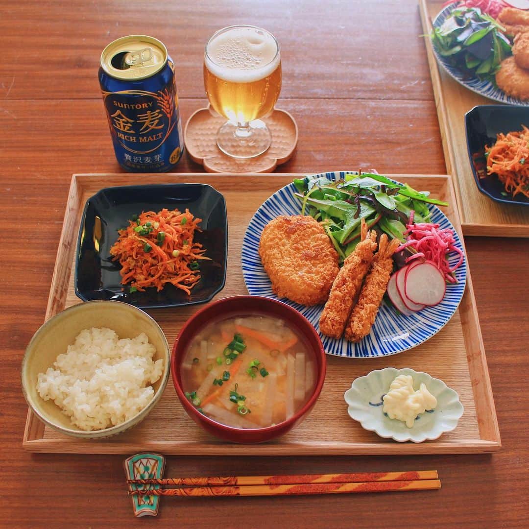 のインスタグラム：「今日はミックスフライ定食。あいあい皿キャンペーンが今年も始まります。 ・ こんばんは。 今日は揚げ物の気分でしたので ミックスフライ定食。 揚げ物と金麦って最高に合うんですよね。 定期的に食事との相性チェックを行っているとのことで 日常の食事を想った味わいだなと改めて感じました。 そんなたくさんの努力がつまった金麦を 今日もありがたくいただきます。 ・ そして、今年もあいあい皿キャンペーンの季節がやってきました。 ミックスフライの器は去年のあいあい皿、 今年のあいあい皿に ツナのにんじんしりしりを盛り付けました。 落ち着いた色がにんじんの鮮やかさを引き立ててくれます。 今年は藍色だけでなく、 金麦オフやラガーに合わせた色も登場しています。 はがきだけでなくWebからも応募ができて シールの点数が12点から応募できるようになっています。 （いままでは48枚のみでした。） 使い勝手がよく作家さんの器とも馴染むので重宝しています。 ぜひご応募ください。 ごちそうさまでした。 ＊金麦アンバサダーとして活動しています＊ ・ 【おしながき】 ごはん 具だくさんのお味噌汁 コロッケとエビフライ ベビーリーフとラディッシュ 紅芯大根のコールスローサラダ ツナのにんじんしりしり ＊薬膳走り書きは今回おやすみします＊ ・ Good evening from Tokyo! Today's dinner：Baked rice, miso soup, deep-fried aroquette and shrimp w/ soy mayonaisse, and stir-fried carrot and tuna. ・ #金麦 #金麦のある食卓 #藍のある食卓 #おうちごはん #晩餐 #自炊 #夜ごはん #夕食 #食卓 #晩酌 #うつわ #献立 #薬膳 #Japanesefood #dinner #吉田崇昭」