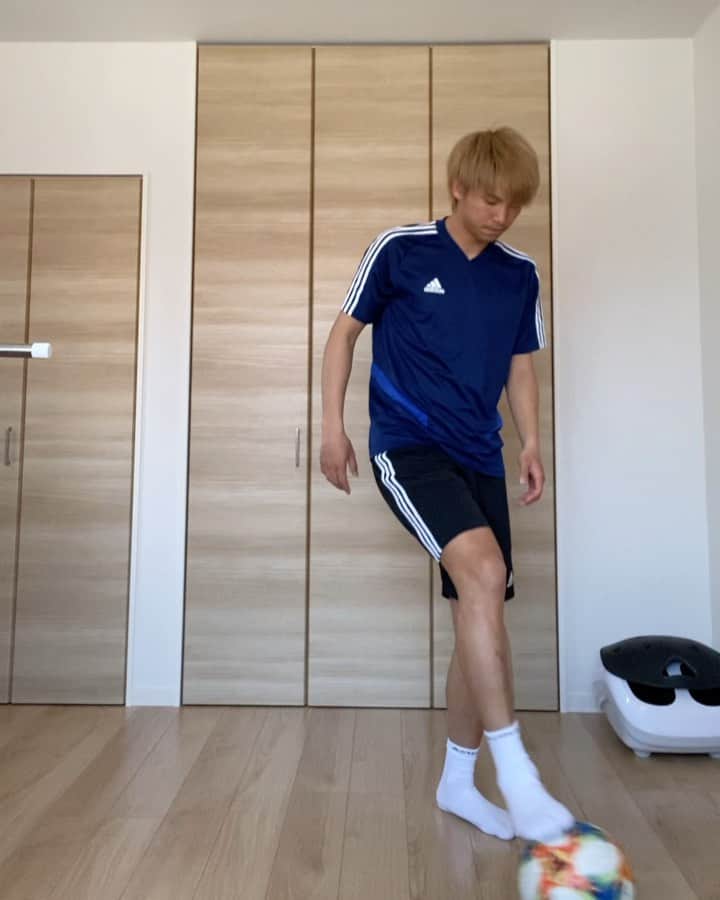 荒木大吾のインスタグラム：「あまりにも暇なのでリフティングチャレンジ。 1枚目は自分が昔からやってるやつ⚽️ 2枚目は乾選手がやってた中で出来そうなかっこいいやつ笑  #乾選手は異次元すぎる #おうち時間  #休校の過ごし方  #リフティング #リフティングチャレンジ #京都サンガ」