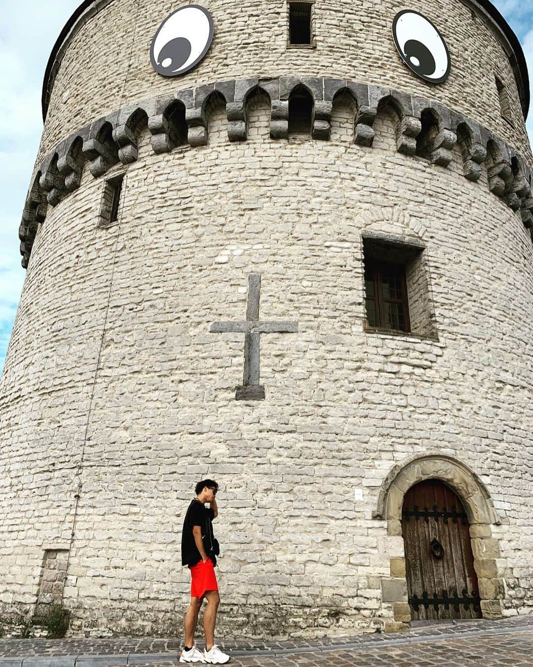 白石黄良々のインスタグラム：「ベルギーの面白い建物と🤳 7月のヨーロッパ 遠征の写真📸 家にいて写真撮る機会ものないので懐かし投稿」