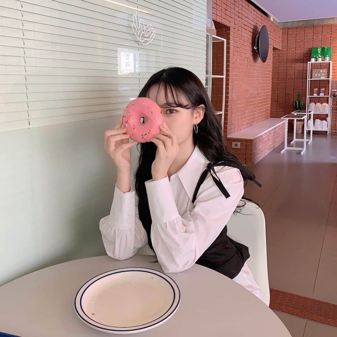 ウィ・ソンヒさんのインスタグラム写真 - (ウィ・ソンヒInstagram)「도넛 박살내고 모르는 척」4月7日 19時57分 - _seong_hee