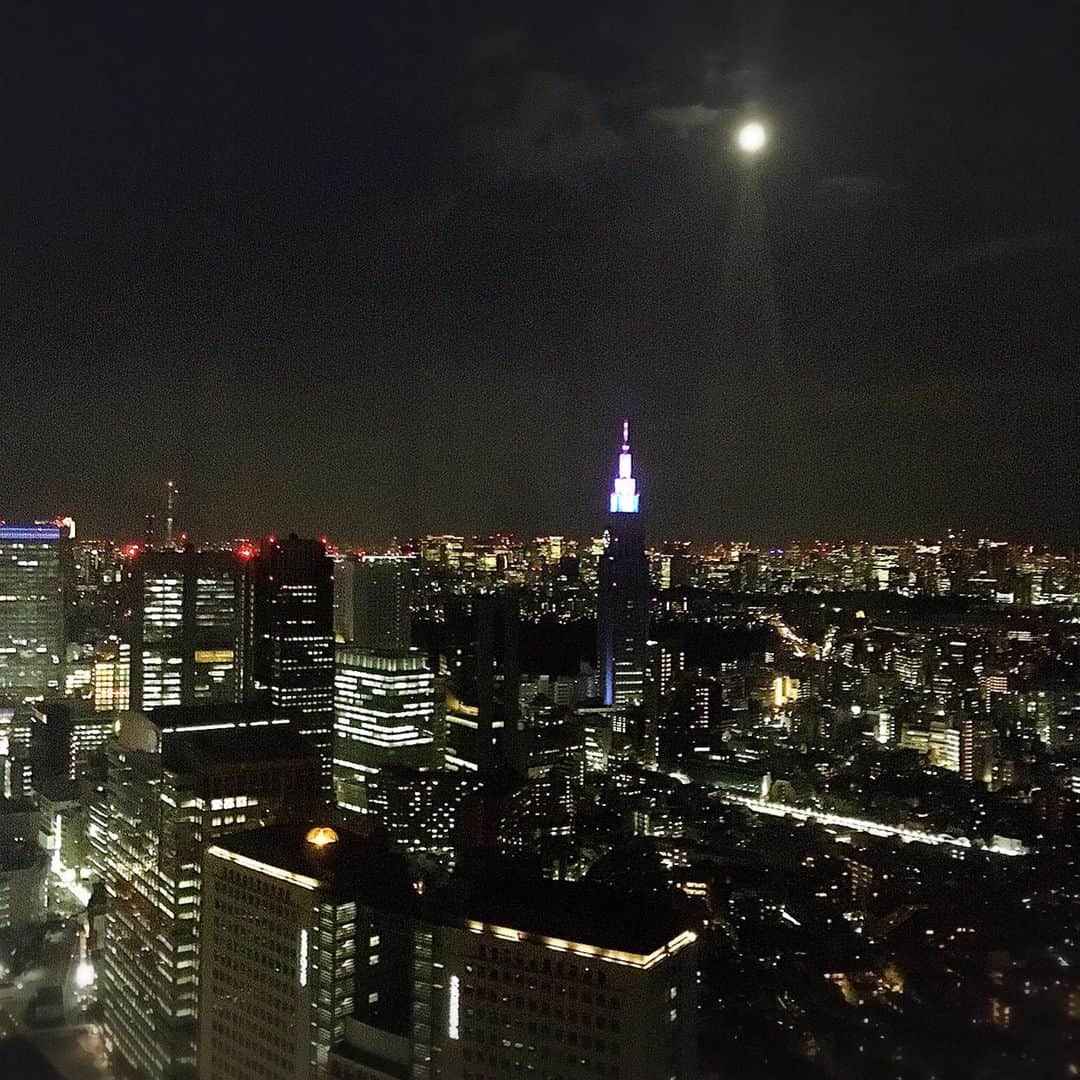 Park Hyatt Tokyo / パーク ハイアット東京さんのインスタグラム写真 - (Park Hyatt Tokyo / パーク ハイアット東京Instagram)「The biggest full moon of 2020 tonight!  #superpinkmoon  #fullmoon #armchairtravel #travelathome #parkhyatttokyo #luxuryispersonal #満月 #フルムーン #パークハイアット東京」4月7日 20時02分 - parkhyatttokyo