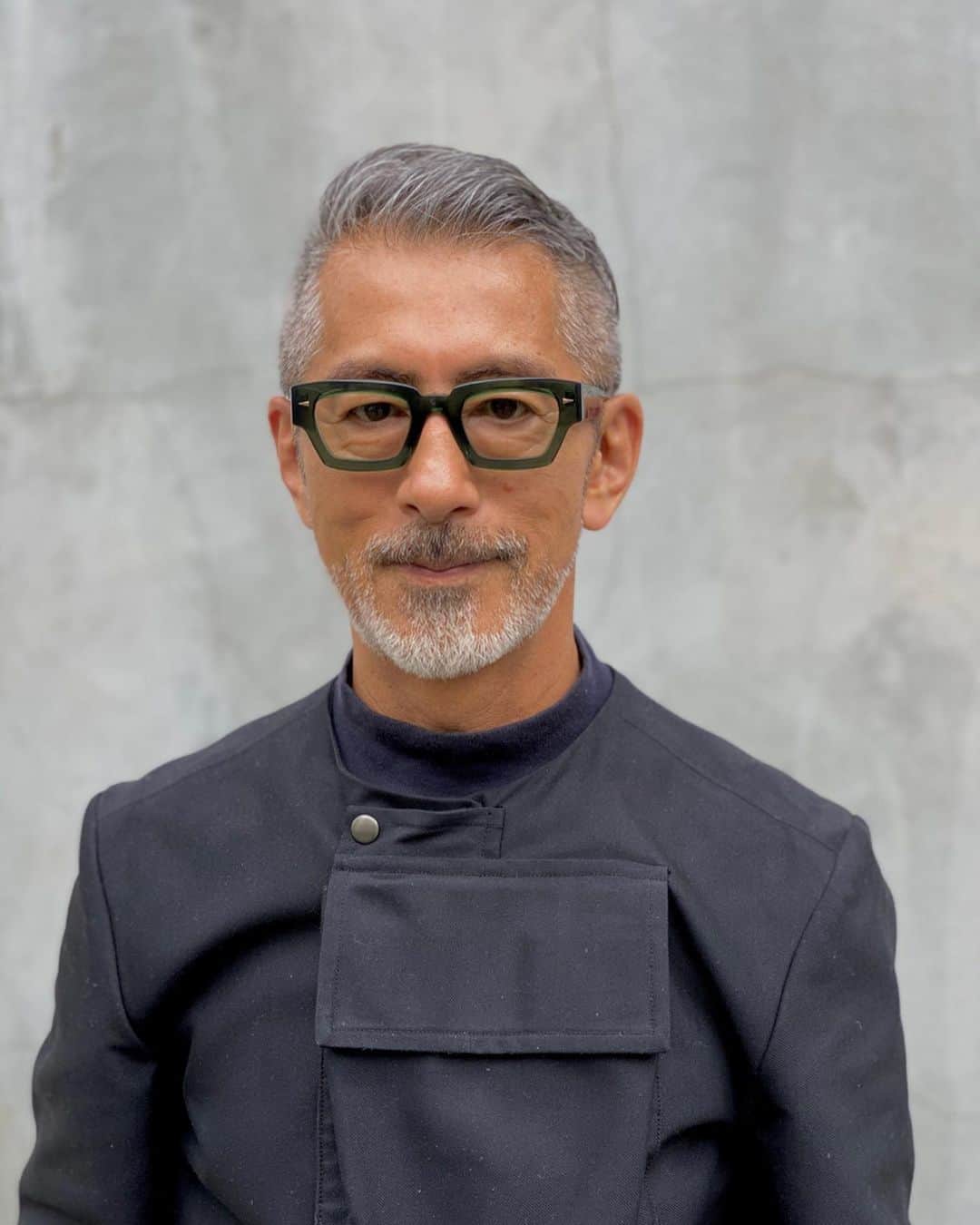 のインスタグラム：「2020年春夏の新作が各ブランドで発表になりました。今季も胸踊るような新作が続々と入荷してきました。 ※取り扱いのブランドに関しては全国のお取り扱い店でも購入いただけます。詳しくはHP取扱店一覧をご覧ください。  AHLEM Mod.Villette Col. Dark green  そこで今回は入荷したばかりの新作を使い「CHALLENGE×CHANGE」キャンペーンと銘打ち、いつもの自分なら選ばない少しチャレンジしたモデルを着用し、新たなる自分へチェンジしてみようという試みとなっています。 NHK番組の「せかほし」をご覧になっても分かる通り世界はほしくなるメガネにあふれています。この「CHALLENGE×CHANGE」キャンペーンでその様子を順次ご紹介していきます。 #challenge_change  @globespecs_official  #202ssnewcollection @ahlem  #ahlem #tetsuyaokada  @tetsuya_globespecs  #wholesalebrand  #ahlem #anneetvalentineyewear  #gernotlindner #globespecs  #lescalunetier  #lunor #laloop  #dianetaylor #robertmarcnyc」