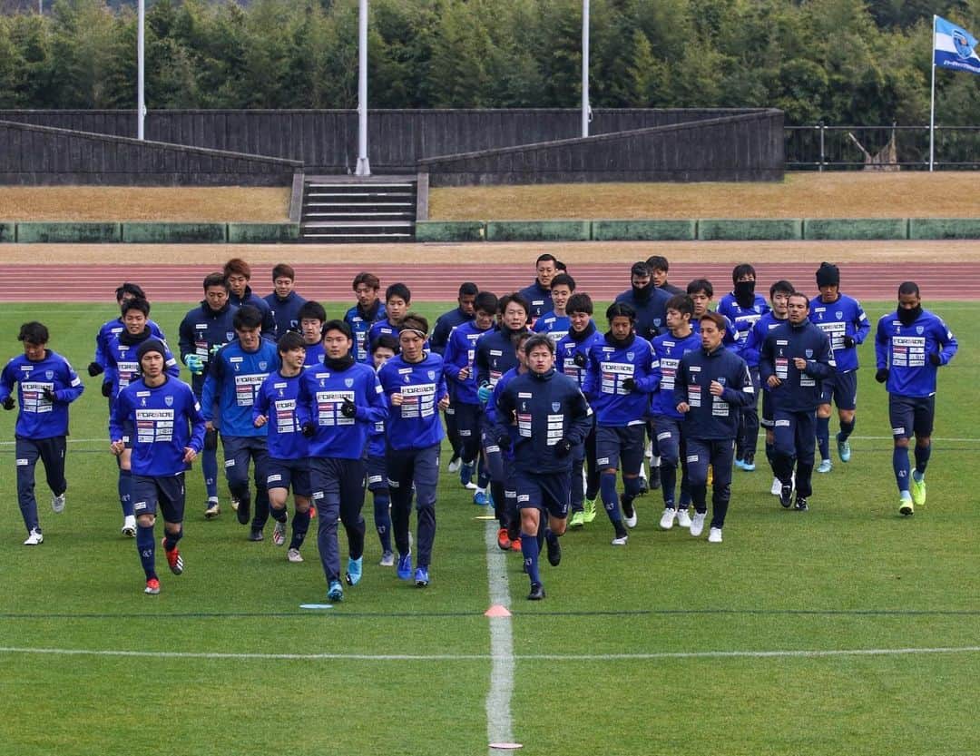 横浜FCさんのインスタグラム写真 - (横浜FCInstagram)「- 笑顔でスタジアムで再会できる日を信じて。 一日でも早い終息と皆さんの健康を願っています。 この困難な状況を共に乗り越えていきましょう！ ※宮崎キャンプの写真です。 - #yokohamafc #横浜FC #RECORDTHEBLUE 📷#ヤナガワゴーッ」4月7日 20時03分 - yokohamafc_official