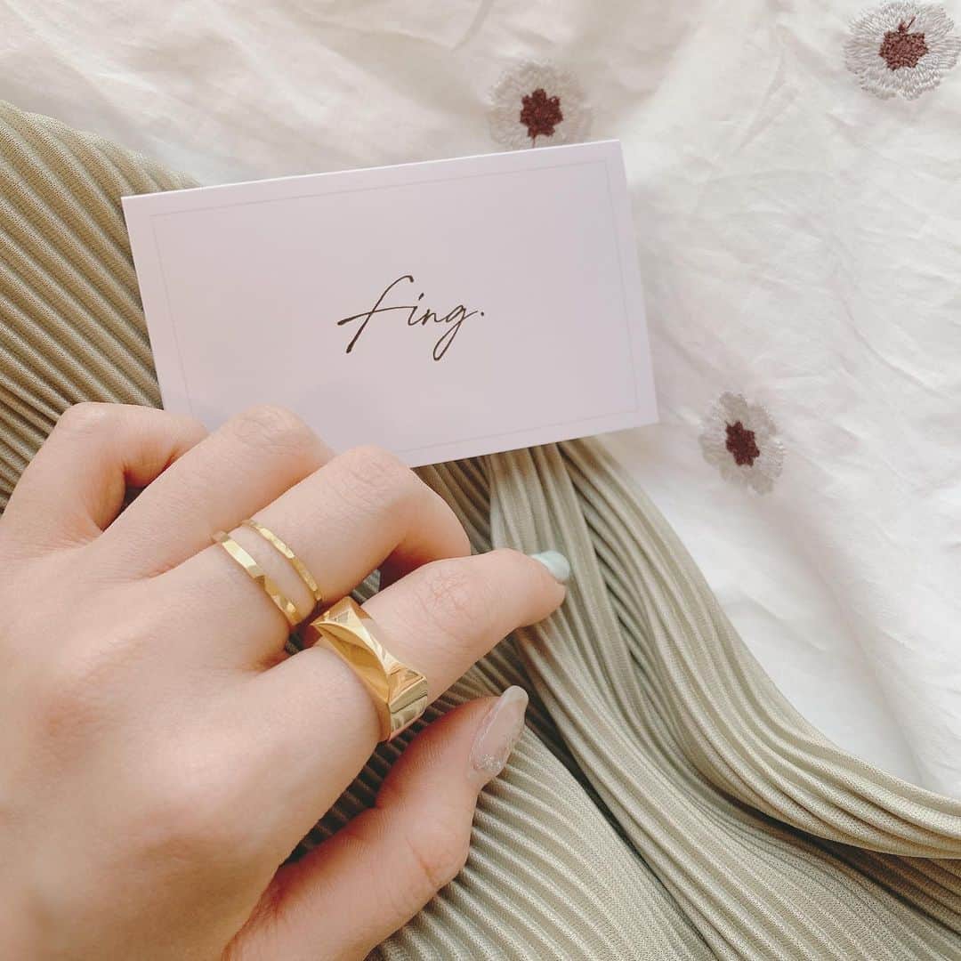 SHIHORINのインスタグラム：「𓂃ᤢ﻿ ﻿ 可愛いリング届いた☺️💐﻿ @fing_official 💍﻿ サイズもデザインも種類豊富でした💫﻿ 華奢なリングと組み合わせてつけるのかわいいな〜☺︎﻿ ﻿ ¥300OFFクーポンもいただいたので﻿ よかったら使ってください🎟﻿ ﻿ 【shihorin300】﻿ (2020/5/3まで有効)﻿ ﻿ 買い物好きだし、お出かけできないのは辛いけど﻿ 今は我慢🥺可愛いものないかな〜って﻿ ネットサーフィンしてる🥺🏄‍♀️﻿ ﻿ ﻿ #リング#アクセサリー#ゴールドアクセサリー#シルバーアクセサリー#指輪#ファッション#春カラー #手元くら部 #重ね付け#重ね付けリング#大人可愛い#プチプラ#春服#花柄ワンピース#ピスタチオカラー##accessory#fashion#ring#fing#zara#plumemignon」