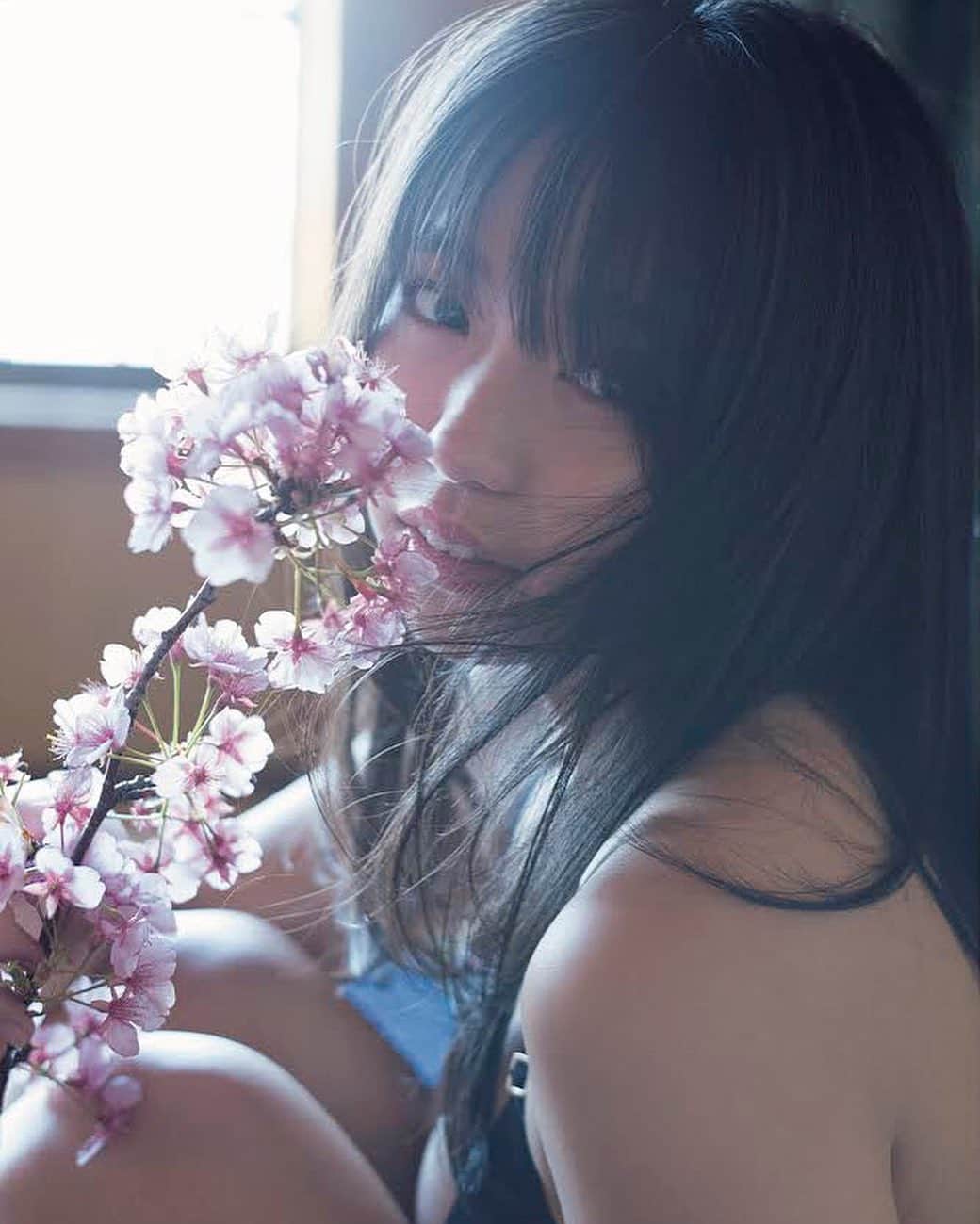 大原優乃さんのインスタグラム写真 - (大原優乃Instagram)「本日発売「FLASH」表紙です。 お気に入りの写真が沢山。。 早咲きの桜と撮影をしたので皆さんにも 誌面から春を感じていただきたいです😌🌸 . #明日19時頃から #初のインスタライブやってみます #みんなでおうち時間過ごしましょう」4月7日 20時27分 - yuno_ohara