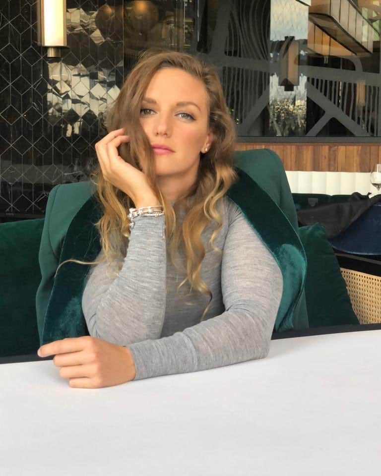 カティンカ・ホッスーさんのインスタグラム写真 - (カティンカ・ホッスーInstagram)「Just pretending I’m sitting at home like this 💁🏼‍♀️ #obviouslynot #tb  Csak úgy csinálok, mintha otthon így ülnék... 💁🏼‍♀️」4月7日 20時20分 - hosszukatinka