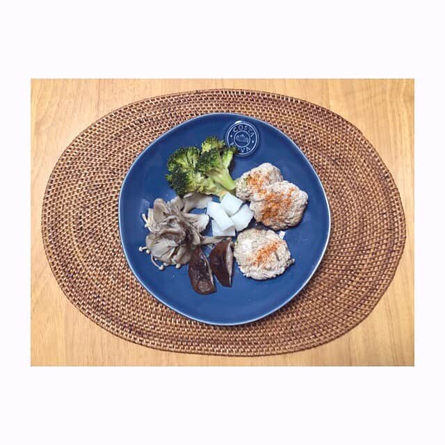 みのり(26)＠東京 ダイエットのインスタグラム：「🍖夜ご飯 . 胸肉のミニハンバーグ きのこ ブロッコリー 大根の酢漬け . . ミニハンバーグっていうか、 トリだしつくね？（´・ω・`）？ . . おしごと終わったら、疲れちゃった...(早) . お休みの日が、すっごいのんびりしてたから 日勤初日はヘロヘロ...だ( ‾:ω:‾ )ぱた . . #テレワーク ってどんな感じー😭 . ◉ライザップ公認の紹介アンバサダーです。 〜 紹介特典 あります〜 . ▶︎全国どの店舗でもOK 紹介限定の２週間体験コースもあります(^_^)/ . ▶︎入会やカウンセリングをお考えの方、 ご質問なども、DM✉️ください。 . ★トレーニング見学もできるよ★ RIZAP BMG2017🥈2018特典あり😉 . #rizap #ライザップ .  #ダイエット #diet #ダイエット日記 #ダイエット記録  #instadiet #ダイエット仲間募集 #ダイエッター #公開ダイエット #dinner #夜ご飯 #夕食 #夜ごはん #低糖質 #糖質制限 #食べて痩せる #女子力 #脂肪燃焼 #ヘルシー生活」