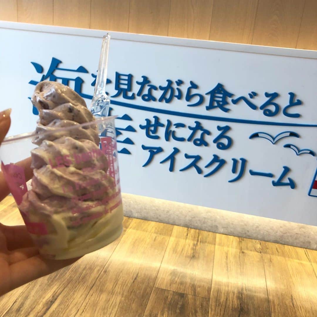 上坂樹里さんのインスタグラム写真 - (上坂樹里Instagram)「#過去pic  結構前に、 "海を見ながら食べると幸せになるアイスクリーム" を食べました🍦 美味しすぎて幸せになりました🤍 .  最近は外出していないので、 早く出掛けたい気持ちですが 今は我慢して予防に努めます！ 皆さんも手洗いうがいマスクを忘れずに、気を付けてください👍🏻 .  #海を見ながら食べると幸せになるアイスクリーム#1つはお母さんのです#美味しかった#家にいるのも楽しいです#皆さん気を付けてください#予防#南青山少女隊#南青山少女隊フォローアップチャレンジ#上坂樹里#じゅったん #うちで過ごそう」4月7日 20時24分 - juri_kosaka