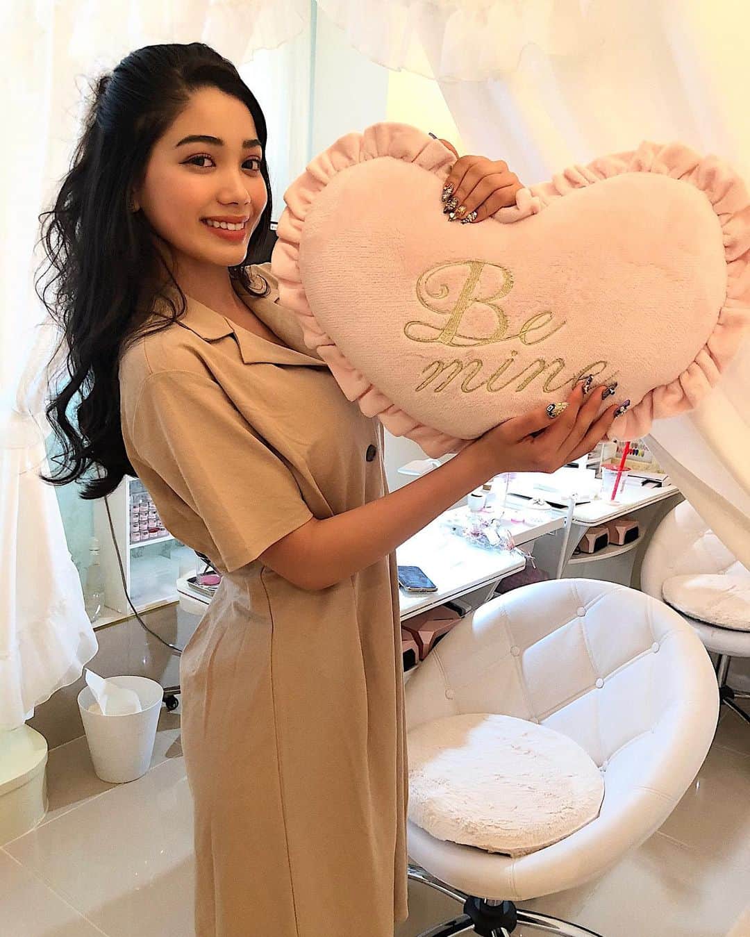 Mayuriさんのインスタグラム写真 - (MayuriInstagram)「私の夢を叶えてくれた🥺 神ネイル😔❤️❤️ どんなにデコっても長さを出してもなんと1万円！！4月5月の企画です！ っとにも〜〜〜 . 4月2日オープンの矢場町駅からゲキ近くで通いやすいお店屋さんです🧏🏿‍♀️ ほんとにお客さんの事考えてくれる温かいお店屋さんでした。 おのみものからおせんべいまで、、泣 っとにも〜〜〜 . #スカルプ一万円企画 #ネイルサロンレジーナ #一万円つけ放題#矢場町ネイルサロン#栄ネイルサロン#スカルプつけ放題 #やりたい事コーナーに #超ギルネイルをすると書いたので #そちらを叶えてくださいました #きゅぴん！ #っとにも〜 #ここのお店やさんは #プリンセスになった気分で過ごせるので #ぜひ1週間に一回ほど #通ってみたいところです #っとにも〜 #マユリの頭の中」4月7日 20時30分 - mayurinn0319