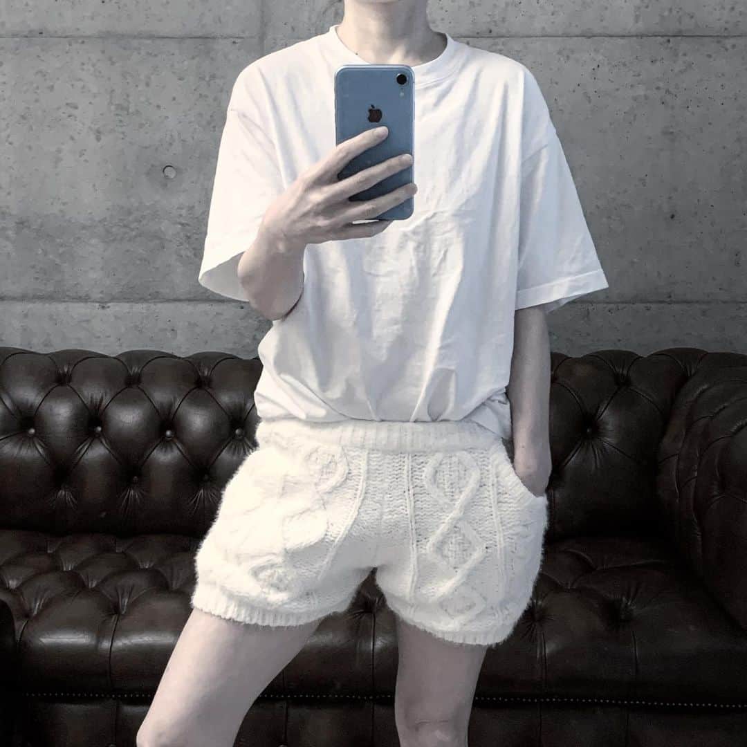 岸本佳子さんのインスタグラム写真 - (岸本佳子Instagram)「White styling at 🏡 #stayhome #毛糸のパンツ #ちょうちんブルマ」4月7日 20時30分 - yoshico_kishimoto