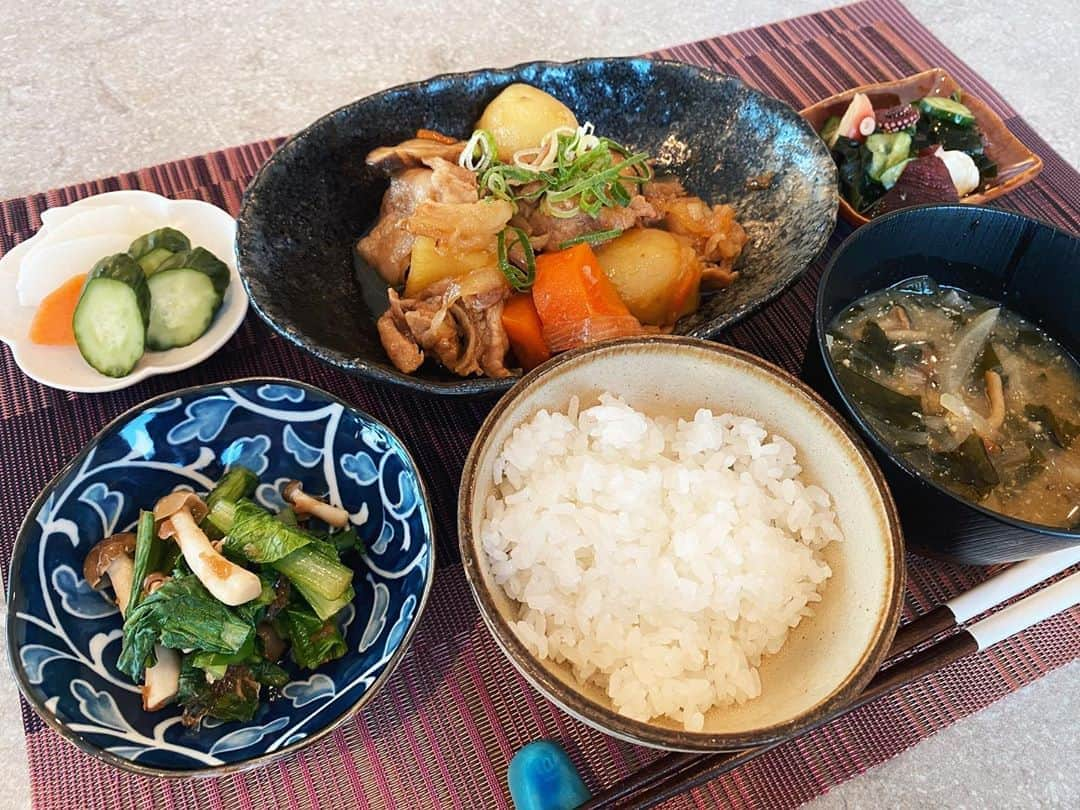 滝沢カレンさんのインスタグラム写真 - (滝沢カレンInstagram)「みなさん、こんばんは。  今日「カレンの台所」販売しました。  まさかの日に重なってしまったので、是非ネットなどでも購入できますので、あまりびっくりせずよろしくお願いします😊✨ いつもより、毎日台所に行っています。今は。  気持ちはいろいろ吹き出してきます。でもこんなに家にいる事はもうこの先ないかもしれません。 周りの方への安心が家にいる事ならば私は今の家時間と向き合うことができます。✨ 皆さまは毎日ご飯作っていますか❓  今日は、「カレンの台所」を読んでいたため、自分に自分で感情移ったのか、肉じゃがをつくりました。(本に載っている)  もしもの未来のひ孫に例えいつか「ばぁちゃん今日は決まりの肉じゃがだぞ！」と言ってもらえる肉じゃがを目指し続けています。  肉じゃがで実家の味の雰囲気出したいのは、日本の伝統でしょうか？  私もそんな伝統があるなら、お供したいです。  そんな未来を考えることさえできる、肉じゃがです。  今日は白滝が当たり前に冷蔵庫になかったので、 なんの代わりにもなっていない、椎茸をいれました。 なんなら大好物の椎茸を入れたかっただけです。  激熱だしの中で体を踊らす具材を見ていると、なんだか夕焼けを意識した小学生時代を思い出します☺️ そんなこんなで、今日も17時にはご飯食べました。  オシャレにインゲン乗せたかったのですが、野菜室に今日は参加していなかったので、いつも切って保存してあるので、使い心地の広さをちょいちょい証明する青葱いれました。  助けてくれる学級ヒーローです。  小松菜としめじの交わるお皿は、おひたしです。 究極に早く美味しさに変身する優しい味方です。  タコ好きなため、タコときゅうりワカメの酢漬けは私の口を冷ますいつだって冷静な副菜です。  明日は18:00〜「カレンの台所」スペシャルインスタライブです✨(自分でスペシャル言わないでくれ)  誰でも参加可能です✨✨✨ 台所で待っています。さすがに来てください🥰  #カレンの台所 #世に改めて出た #肉じゃがの安心仲間 #こんなときこそいざ料理 #腕を小刻みに動かして #きっといい小運動さ #腸に明日もグニュグニュ動いてくれよと #栄養の雨を降らす」4月7日 20時33分 - takizawakarenofficial