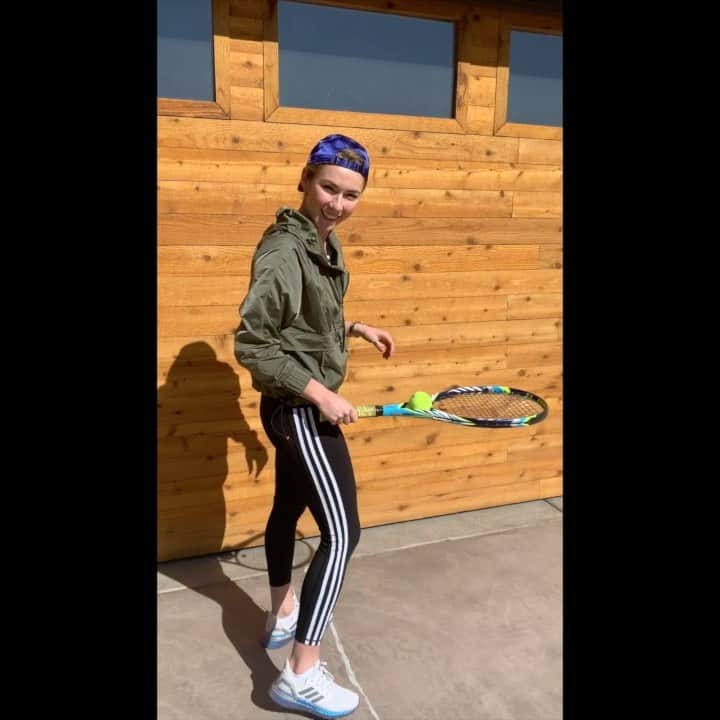 ミカエラ・シフリンのインスタグラム：「Thanks for the fun drill idea @rogerfederer ... maybe if I practice for the next 80 years straight I could be half as adept at (only) this drill as you😂 also... holy WRIST CRAMPS #trainingathome #tennisathome」