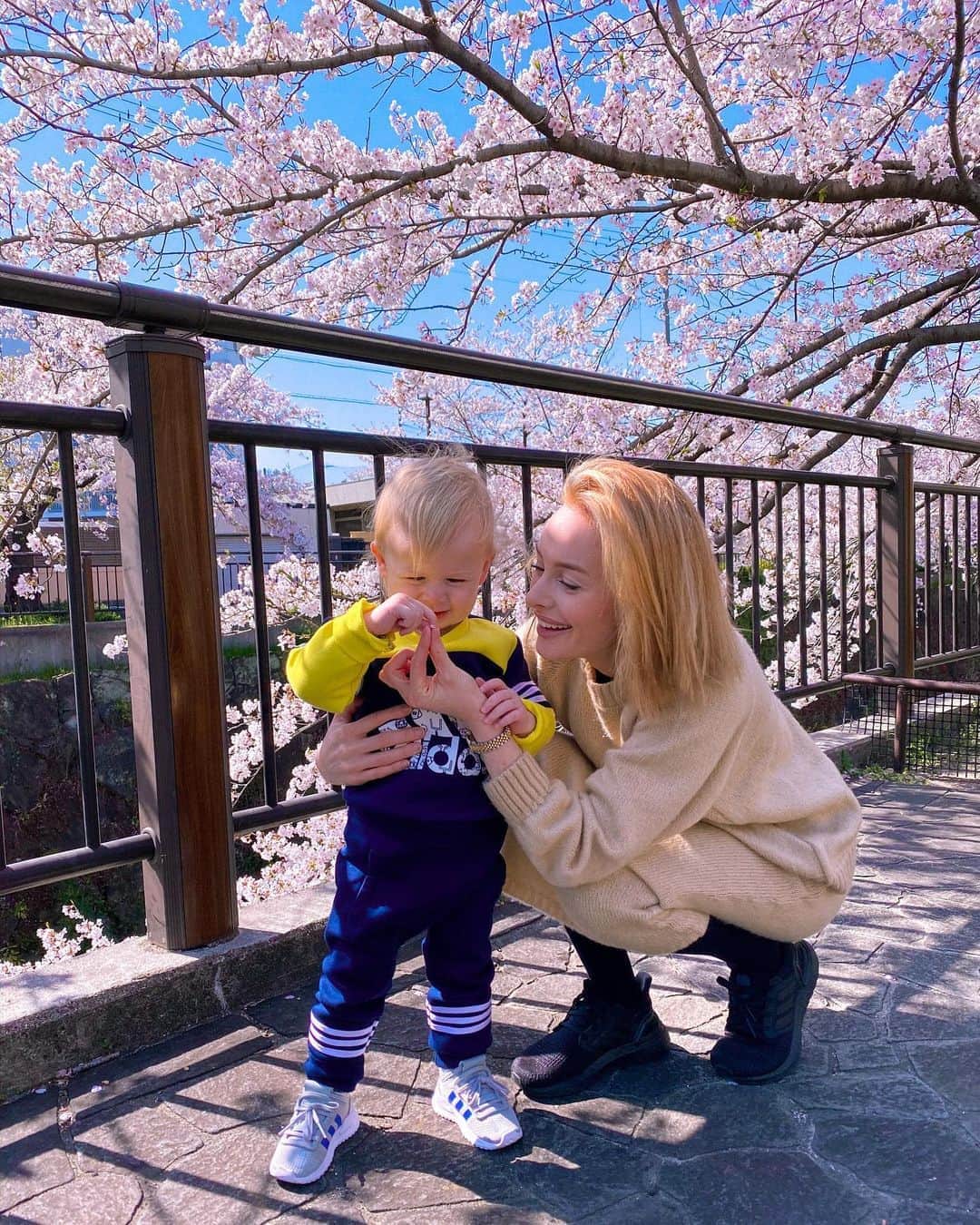 リアノン・ランゲラック（ミッチェル・ランゲラックの妻）のインスタグラム：「🌸🌸 Swipe to see what happened next...😂 #cherryblossom #sakura #japan #nagoya」