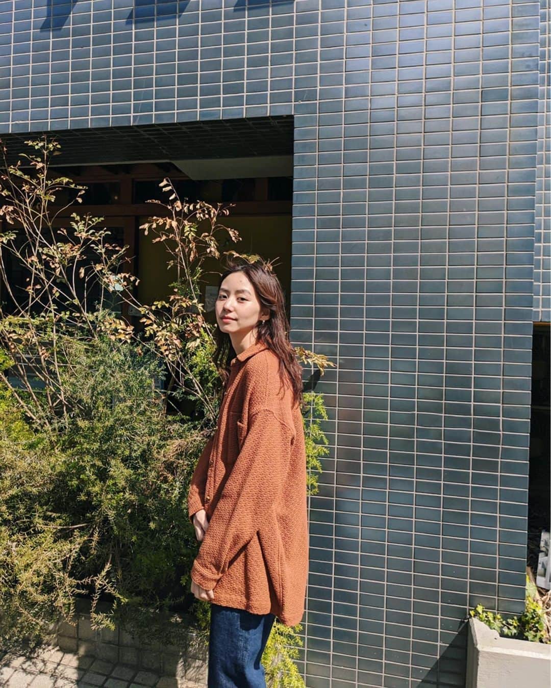 Shiho Sasakiのインスタグラム：「ご飯を買いにちょこっと外に出た時の📸 天気も良くてどこか行きたい気分だけどぐっと我慢😷 早くこの世の中が良くなりますように🙏 #MOUSSY#MOUSSYSNAP」
