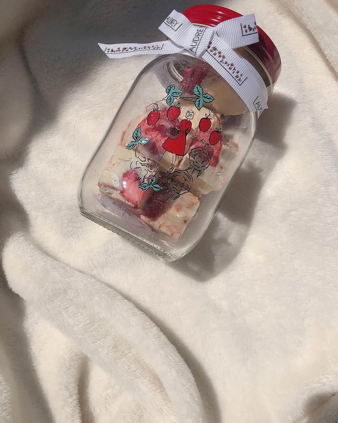 yuu__aaaのインスタグラム：「. . おうち時間🏠🍓🍫 ホットみるくと一緒に🥛 . . ホワイトチョコだいすき🍫 . . #お家時間 #おうち時間 #ひきこもり #引きこもり#お菓子#お家カフェ #おやつ」