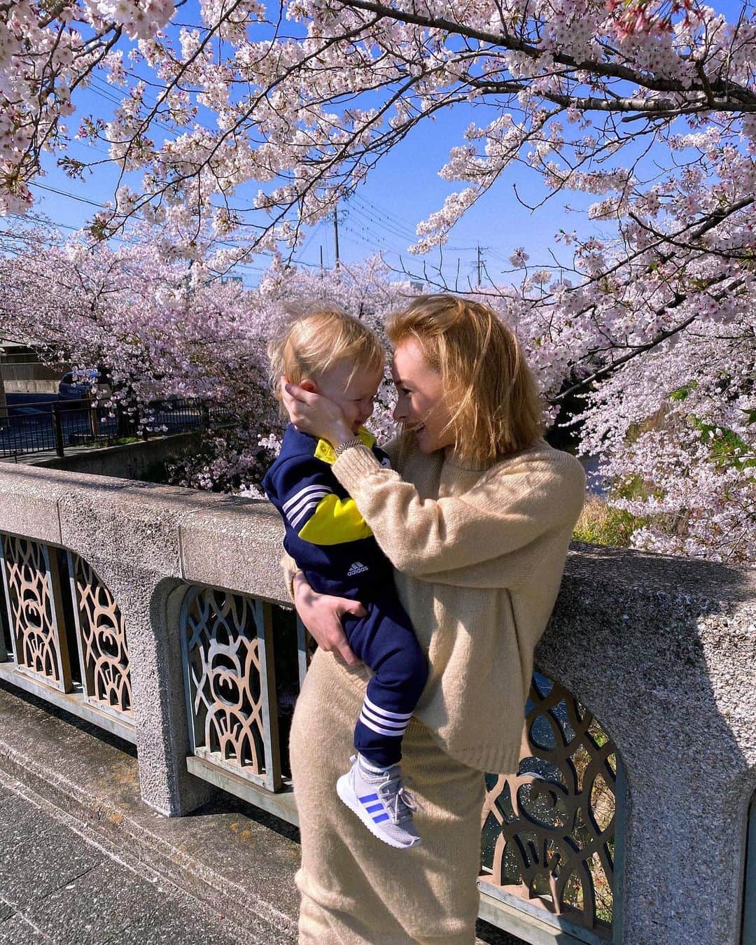 リアノン・ランゲラック（ミッチェル・ランゲラックの妻）さんのインスタグラム写真 - (リアノン・ランゲラック（ミッチェル・ランゲラックの妻）Instagram)「We are so lucky to have these beautiful cherry blossoms right in front of our house 🌸 #sakura #cherryblossom #spring #japan」4月7日 20時42分 - riri_langerak