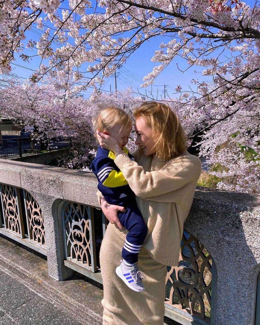 リアノン・ランゲラック（ミッチェル・ランゲラックの妻）のインスタグラム：「We are so lucky to have these beautiful cherry blossoms right in front of our house 🌸 #sakura #cherryblossom #spring #japan」