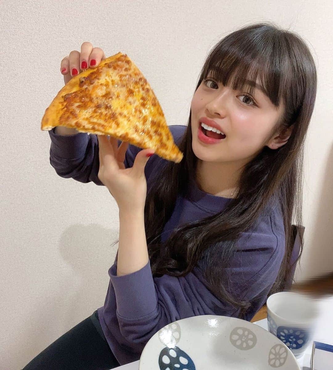 渡邉鈴音さんのインスタグラム写真 - (渡邉鈴音Instagram)「ピザのデカさ伝わるかな。🍕🍕🍕 ・ ・ #お家パーティー #お家時間  #pizza #party」4月7日 20時43分 - rinne_watanabe