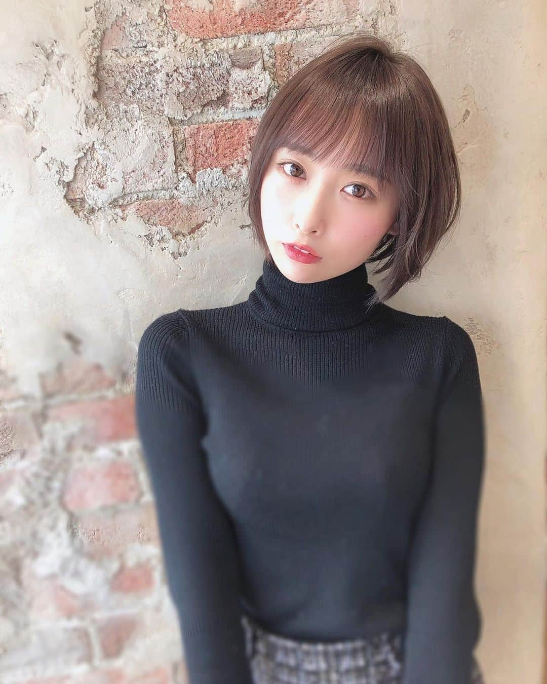 島田玲奈さんのインスタグラム写真 - (島田玲奈Instagram)「. とーーーっても久々の投稿になった！(笑) . 最近は、ここ2週間ほど、ずっとおうちの中で過ごしております🏡 . みんなは、体調崩したりしてませんか？ . 映画・ドラマを見たり、本を読んだり、配信をしたり、ベランダで日光浴びたり、家族とテレビ電話したり、お昼寝したり、そんな感じです🌸(笑) . あと、当分の間、美容院にも行けなくなりそうだったので、髪の毛も短くしました！✂︎ . どうでしょうか🥰皆さんはおうちでどう過ごしてますかー？？ . #ショートヘア #ショートボブ  #おうち時間 #コロナに負けるな」4月7日 20時46分 - smd_rn321