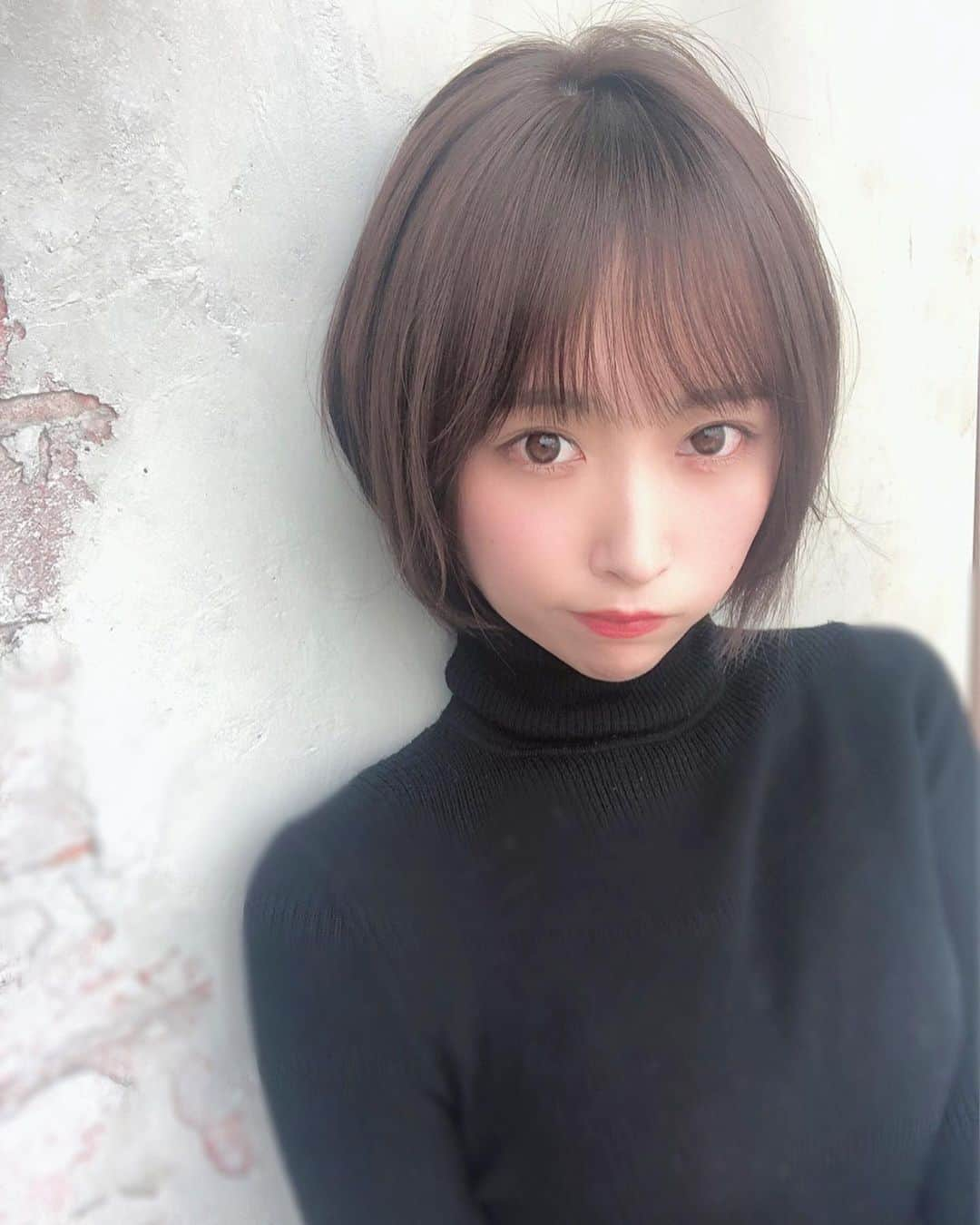 島田玲奈さんのインスタグラム写真 - (島田玲奈Instagram)「. とーーーっても久々の投稿になった！(笑) . 最近は、ここ2週間ほど、ずっとおうちの中で過ごしております🏡 . みんなは、体調崩したりしてませんか？ . 映画・ドラマを見たり、本を読んだり、配信をしたり、ベランダで日光浴びたり、家族とテレビ電話したり、お昼寝したり、そんな感じです🌸(笑) . あと、当分の間、美容院にも行けなくなりそうだったので、髪の毛も短くしました！✂︎ . どうでしょうか🥰皆さんはおうちでどう過ごしてますかー？？ . #ショートヘア #ショートボブ  #おうち時間 #コロナに負けるな」4月7日 20時46分 - smd_rn321