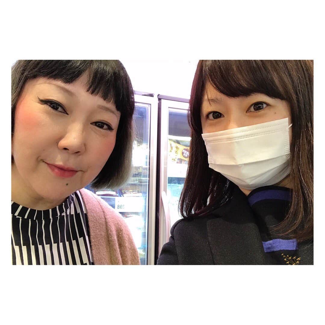 櫛引彩香のインスタグラム：「今日スーパーで、真城めぐみさんにバッタリお会いしました！！すごい！！本来ならば、5月6日のライブでご一緒する予定でした。延期になってしまい、辛い気持ちだったのですが、少しお話しもできて元気が出ました！事態が収束したら、必ずライブやりますので、皆さまよろしくお願いします。」