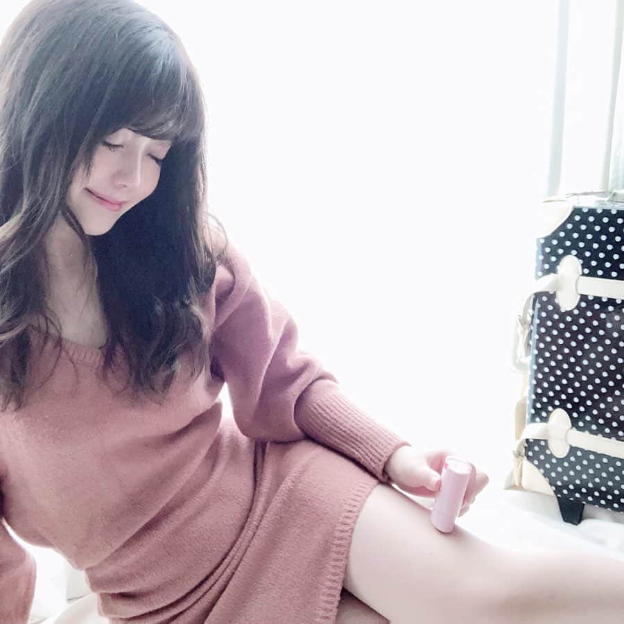 山田あかりさんのインスタグラム写真 - (山田あかりInstagram)「この間ストーリーで載せてた﻿ ﻿ AGARISM トーンアップUVスティック﻿ SPF50＋PA＋＋＋＋﻿ ﻿ を今回紹介するよ☆°｡⋆⸜(* ॑꒳ ॑* )⸝﻿ ﻿ パールのツヤが綺麗でメイク下地にもなるしメイクの上からもハイライトとして使えて可愛い♥﻿ ツヤ感は動画で見てみてね！🥰﻿ ﻿ 日焼け止めは外出時とかちょこちょこ塗り直すけど、手につくとベタベタしたりその後にスマホ触ると画面が汚れたりするから手が汚れないのが凄くいい😭👍﻿ ﻿ AGARISMは元々リフトアップで有名になった商品で、よくロフトとかで売り切れてるのみてたんだけど今回もうるおい成分とリフトケア成分もたっぷり入ってるから最強なんじゃないかと思っている🤔❤﻿ ﻿ ﻿ #アガリズムUV #トーンアップUVスティック #日焼け止めスティック #美容 #美容好きさんと繋がりたい #美容好き #リフトアップ #日焼け止め #新作コスメ #コスメレポ #美容レポ #美容動画 #コスメ動画 #アガリズム #AGARISM﻿」4月7日 20時49分 - akari030201