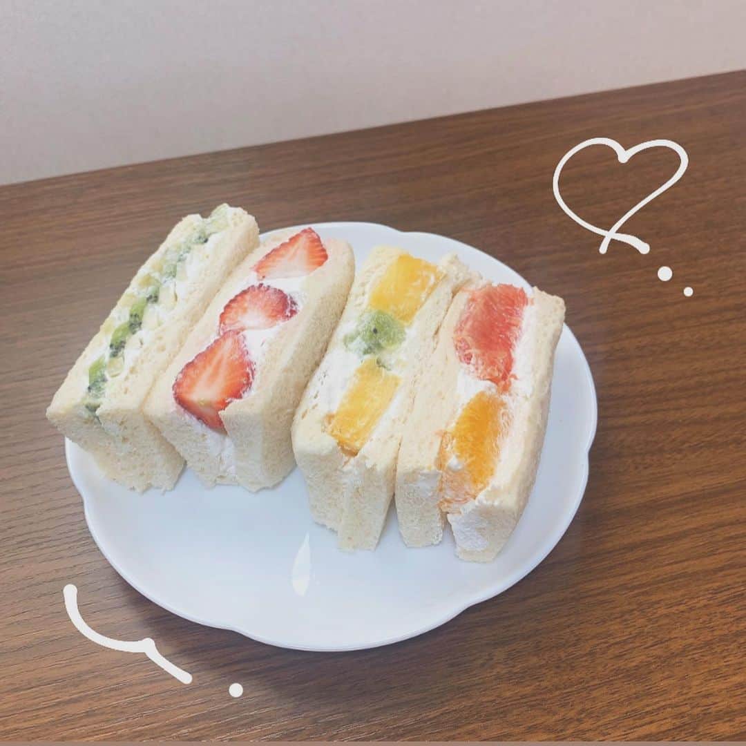 夏川愛実のインスタグラム：「﻿ ﻿ 姉と作ったフルーツサンド🍓🍊🍍﻿ おうちカフェ楽しい🍰﻿ ﻿ ちょっと汚いけどまあよし、、🤘﻿ ﻿ ﻿ #フルーツサンド#おうちカフェ#手作り#家カフェ﻿ #おうち時間#お家カフェ#フルーツ#スイーツ﻿ ﻿」