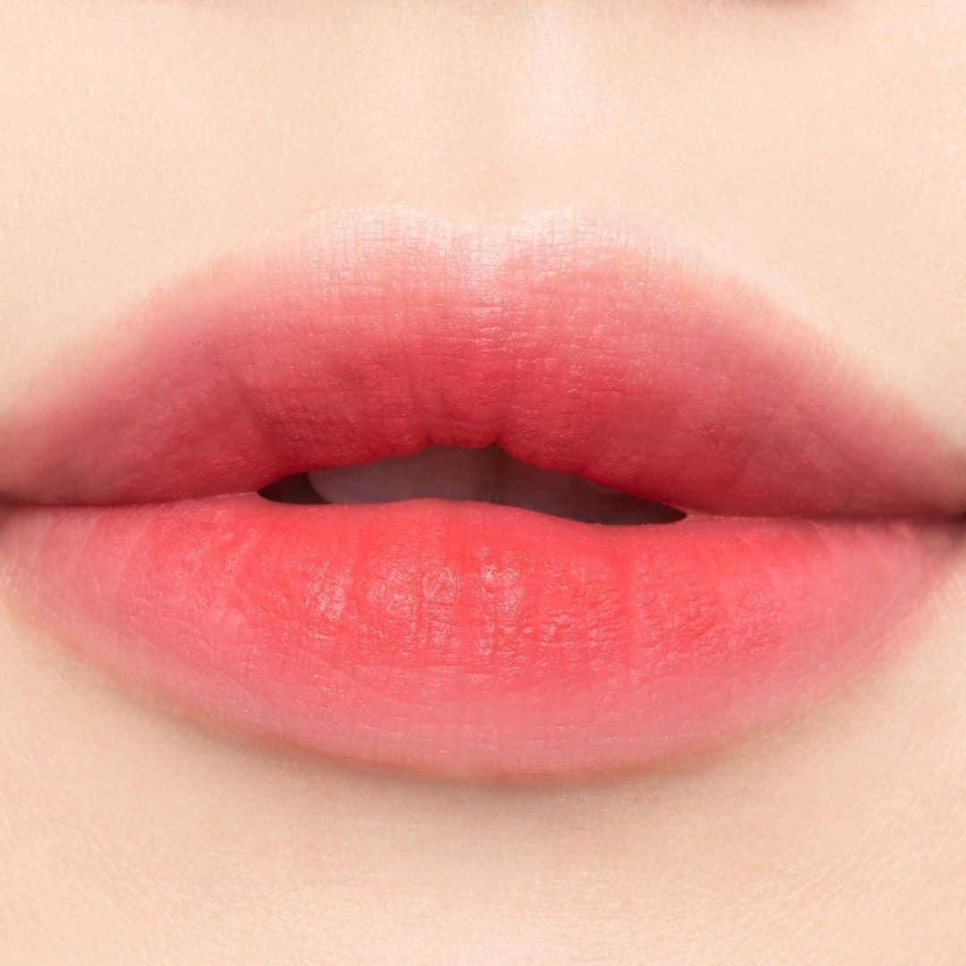 M∙A∙C Cosmetics Japanのインスタグラム：「グラデーションをつけることで内側からジュワッとした血色感が出て儚げな唇に💋💄 ㅤ リップメイクに変化をつけて、いつもと少し違うメイクを楽しんでみてください♪ ㅤ ↓↓使用製品↓↓ パウダー キス リキッド リップカラー [ア リトル テームド] ㅤ ㅤ MAKEUP & MODEL: M·A·C ARTIST YUKA KATANO @mac_yokohamatakashimaya ㅤ #MACPowderKiss﻿ #MACPowderKissLiquidLipcolour﻿ #MACPowderKissEyeshadow﻿ #MACパウダーキス﻿ ㅤ﻿ #MACCosmeticsJapan #MACCosmetics #MAC #MACコスメ #コスメ #メイク #化粧品 #デパコス #コスメ部 #コスメ好きさんと繋がりたい #コスメ紹介 #おすすめコスメ #新作コスメ #春メイク #春コスメ #ピンクメイク #トレンドメイク #口紅 #リップ #リップメイク #グラデーションリップ #新作リップ #新作コスメ」
