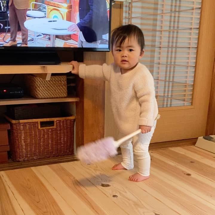 Keikooooooのインスタグラム：「お掃除お掃除お掃除🧹✨ #コロナよ吹き飛べ~‼︎ ハイテンション🤣笑 . #大きくなりました #もうすぐ歩きそう #おうち時間  #生後11ヶ月 #11months」