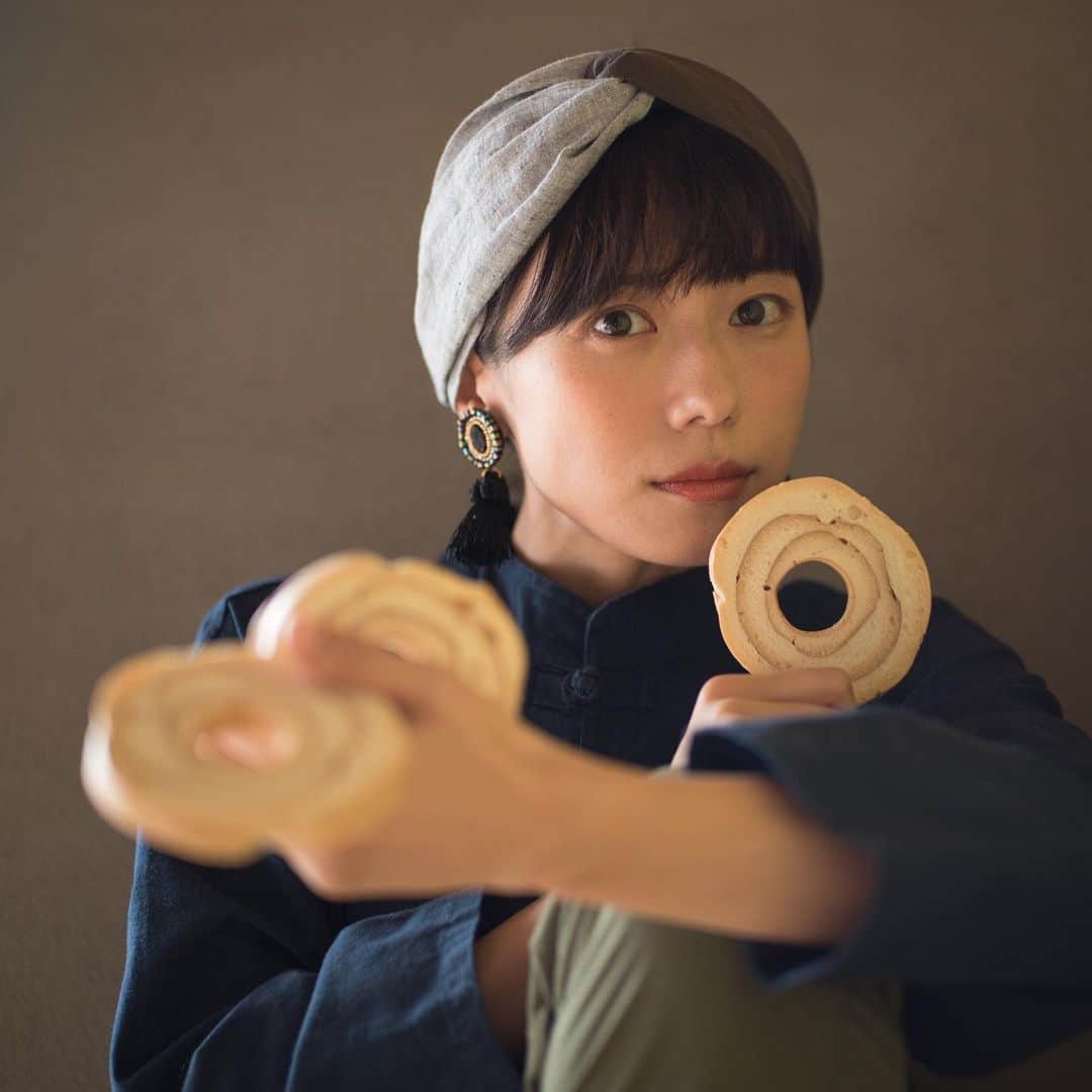 kaicoのインスタグラム：「明日は満月 無条件にワクワクする お月さまはいつも好きだけど  満月が一番好き  まあるいモノに つい ときめいてしまう  明日はスーパームーンだとか  なあにそれ？  いつでもお月さまはパワーに溢れていると思うんだけどな  #車麩 #麩 #麩とわたし #〇〇とわたし  #me #vegitable #delistagram #delistagrammer #food  #art #野菜 #旬  #ときめき #sparkjoy #DIY #満月 #moon #photooftheday #自然光 #くるくるphotoshooting #husbandphotographer  #嫁グラフィー #嫁グラフィーの嫁 #甲斐麻美」