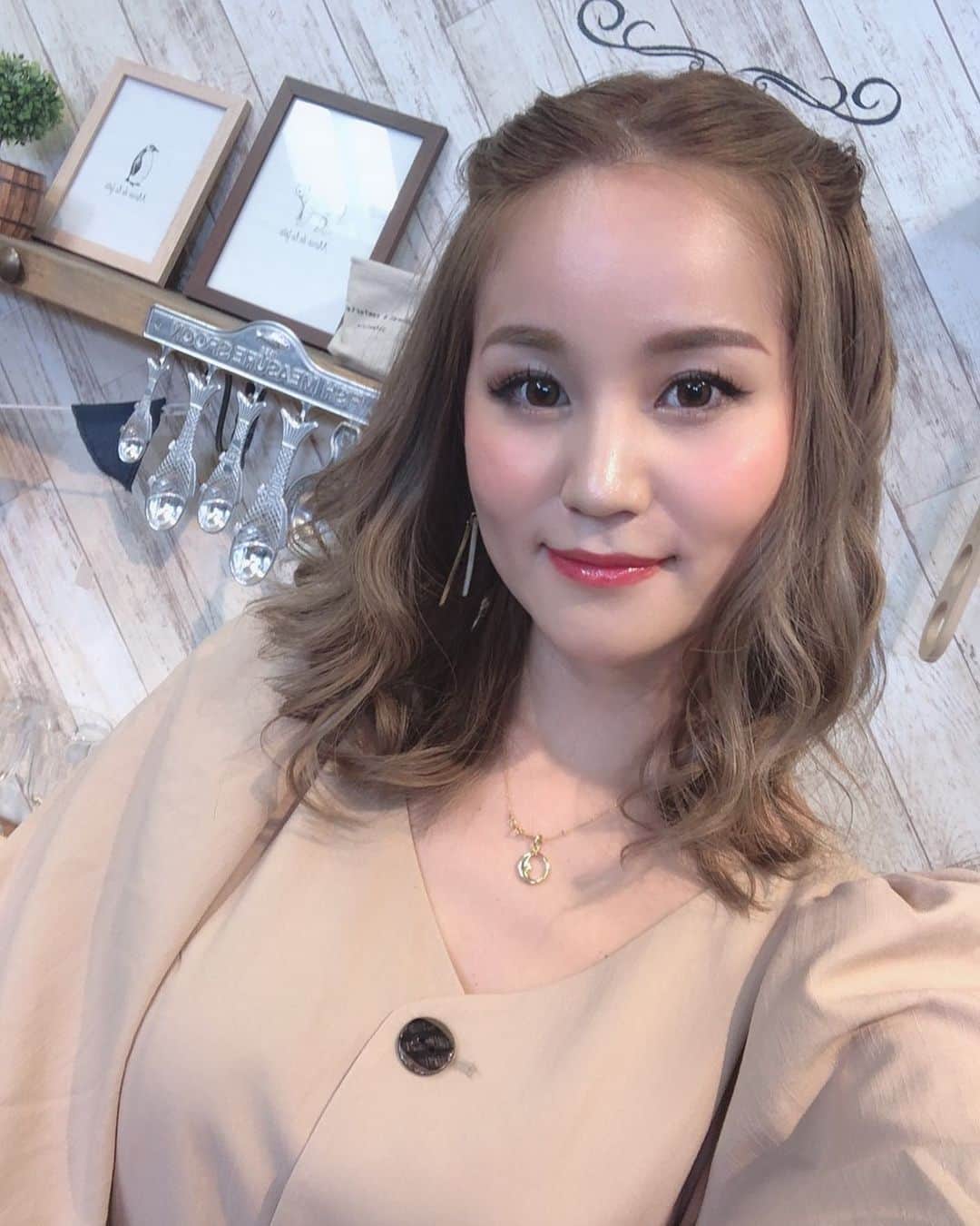 LORYのインスタグラム：「#金の紙箱 初回放送見ていただき ありがとうございましたぁーー📺✨ ４月あと３週連続出演してます🌷 . #テレビ東京 #金のダンボール #バラエティ #食リポって難しいね #知ってる味 #tv」