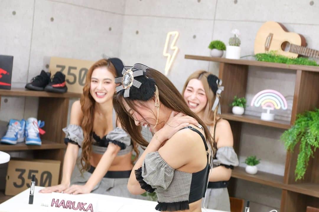 CYBERJAPAN Staffのインスタグラム：「毎週火曜日のお楽しみ！！ 【NGなし！】えちえち❤︎❤︎過ぎる！セクシー罰ゲームww【サイバーちゃんとアントニーくん】 アップされました！今回あHaruka, Karen, Hitomi のコンビ。 罰ゲームは絶対最後まで見てください！ビリビリゲームは特にみんなのリアクション、必見です！！ . https://youtu.be/O7puq1dEr9A . #cyberjapan #cyberjapandancers #サイバージャパン #サイバージャパンダンサーズ」