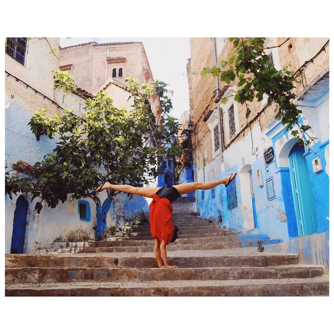 岡部紗季子さんのインスタグラム写真 - (岡部紗季子Instagram)「“ 109 #gymnastics #handstand #handstandsplit #yoga #movement #morocco #chefchaouen #bluecity #体操 #倒立女子 #逆立ち #シャウエン #🤸🏽‍♀️ #💙 . . . #逆立ち女子」4月7日 21時19分 - sakiko_okabe516
