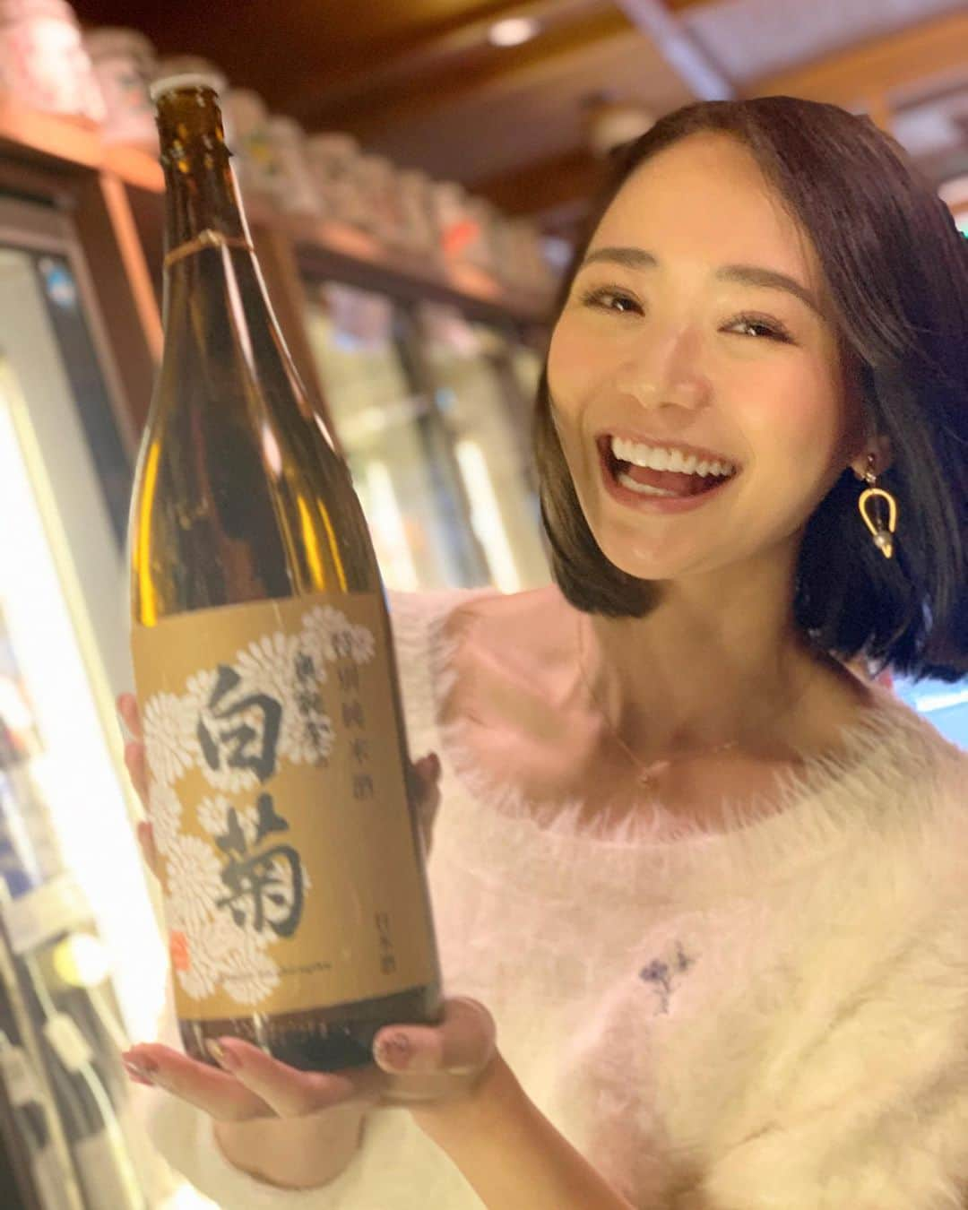 緑川静香さんのインスタグラム写真 - (緑川静香Instagram)「【しーたん日本酒録】﻿ ﻿ 白藤酒造@石川﻿ 奥能登の白菊 特別純米酒﻿ ﻿ 日常感にマッチする穏やかなお酒。﻿ ﻿ なーにもない日もたまにはいいねぇと縁側で猫と日向ぼっこなんてした日の夜はこれで乾杯しよう。梅水晶も。﻿ ﻿ ﻿#しーたん日本酒録 #唎酒師 #日本酒 #日本酒女子 #女唎酒師 #白藤酒造 #石川 #奥能登の白菊 #特別純米酒  #sake #japanesesake #sakestagram #sakebottle #일본술  #精米歩合55% という吟醸並み﻿ #五百万石73% 山田錦27%﻿ #柔らかさが広がる﻿ #そして綺麗な旨味﻿ #キレもよく食中酒にピッタリだ﻿ #寄り添う系の日本酒﻿ #個人的には燗が好き #2017年ANA国際線ファーストクラスの機内酒として提供されました #あ、ちなみにこれはだいぶ前の写真ね #ここ最近は一切外に出ずオンライン飲み会以外お酒も飲めていません笑﻿ #今は我慢の時 #不要不急の外出は避けましょう #さーて明日はどうなの課の日です #23:59〜日テレ系観てねー❤️ #放送後はshowroomやりますのでそちらも来てね」4月7日 21時14分 - midorikawa_shizuka